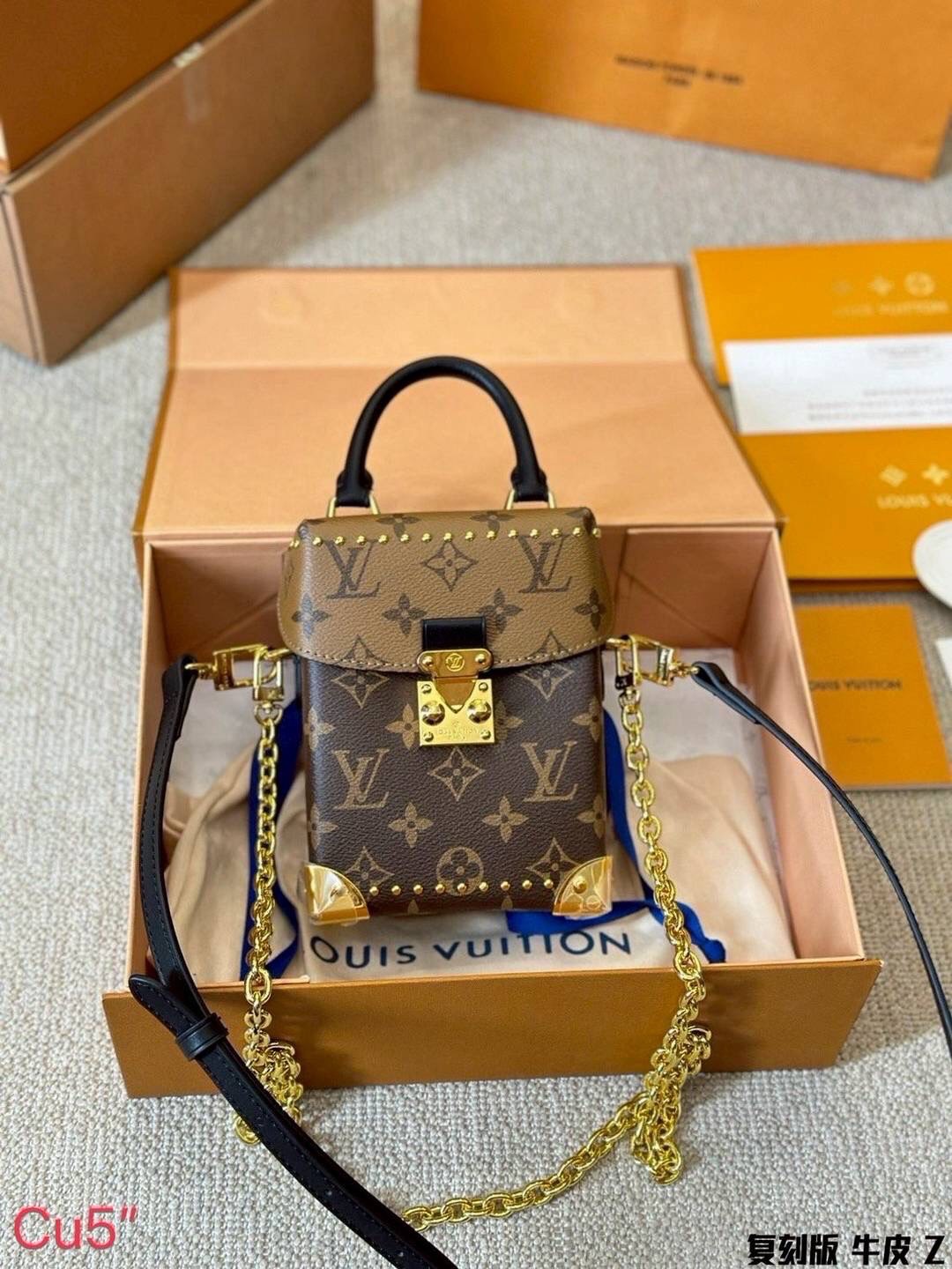 LV Camera Box bag กระเป๋าถือ/สะพายทรงกล่อง ไอเท็มหรูหราวินเทจสวยหรูทุกมุมมอง ตกแต่งเพิ่มดีเทลด้วยหมุด วัสดุหนังแคนวาสคุณภาพ มีหูจับในตัว พร้อมตอบรับได้ทุกลุค ทุกสไตล์