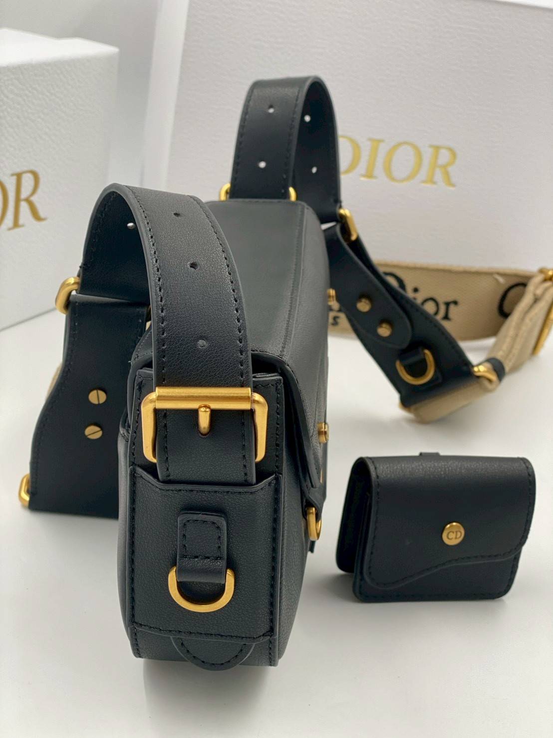 ORI หนังแท้ | DIOR Small Streetchic Bag Black Vintage Smooth Leather กระเป๋าสะพายนิยามใหม่ของดีไซน์อันเป็นเอกลักษณ์ ฝาพับแบบแม่เหล็กสีทองโบราณสลักลาย Christian Dior Paris และห่วง D-ring ทันสมัย