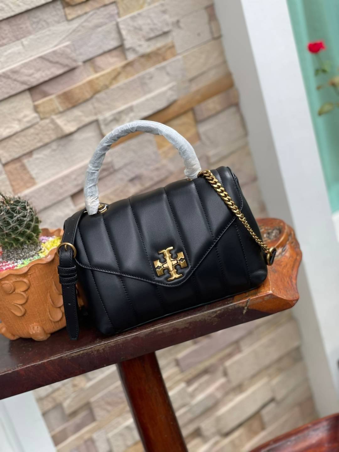 OUTLET 】Tory Burch Kira Top Handle Satchel มี2ขนาด Small/Medium กระเป๋าทรงใหม่ล่าสุดจากรุ่นคิร่า (Kira) มาในเทคนิคตัดเย็บควิลท์แนวขนาน ใช้วัสดุหนังเงานุ่ม สะท้อนแรงบันดาลใจแบบนิวยอร์กจากเบาะหนังในรถคลาสสิค Hardwareสีทองสวยหรู และจุดเด่นอีกรุ่นคิร่าคือความ