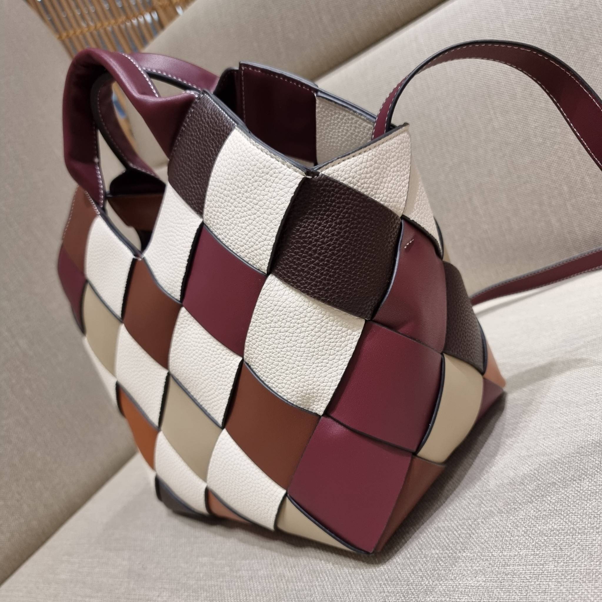 VIP 】LOEWE SURPLUS LEATHER WOVEN BASKET BAG IN CLASSIC CALFSKIN ใหม่ล่าสุดและสวยที่สุด กระเป๋าสะพานที่ถักทอด้วยความปราณีต โดดเด่นด้วยสีที่จับมาคอนทราสได้ลงตัว ใบใหญ่จุได้แบบเน้นๆ วัสดุหนังวัวแท้เต็มใบ หรูเลิศ ปากกระเป๋ามีสายหนังสำหรับผูกรวบปากกระเป๋า ภายใ