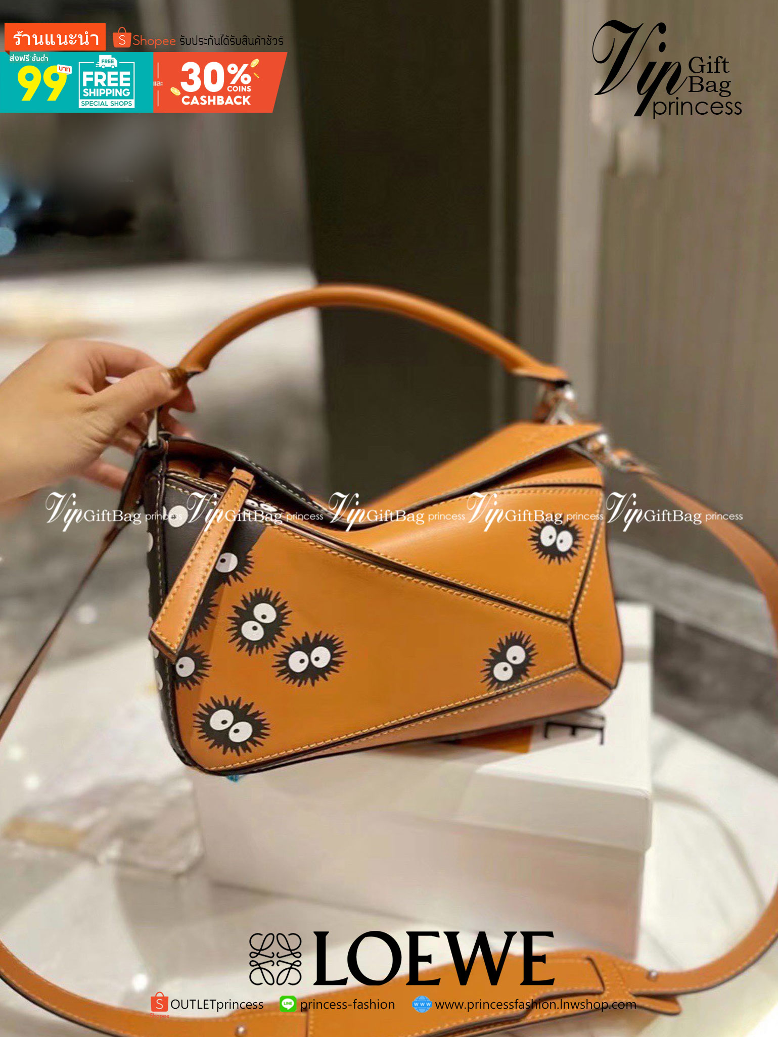 Loewe Puzzle Bag / Loewe X My Neighbor Totoro Puzzle bag การร่วมงานสุดคิวท์ที่น่าจับจอง สำหรับใครที่ชื่นชอบการ์ตูนแอนิเมชั่นญี่ปุ่นอย่าง My Neighbor Totoro การออกแบบคาแร็กเตอร์ที่ใครๆ ต่างก็บอกว่าน่ารัก ล่าสุดก็เป็นที่น่าตื่นเต้นอีกครั้ง เมื่อสตูติโอดังได