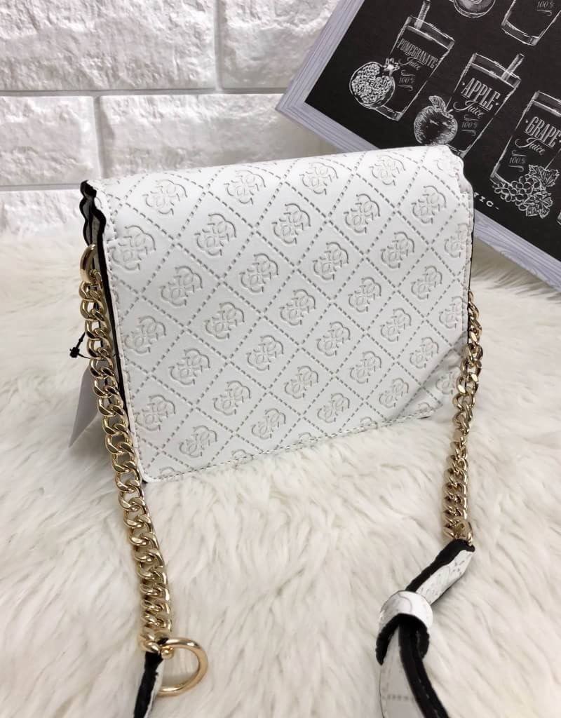 Guess Rayna Logo-Embossed Mini Crossbody กระเป๋าสะพายข้างทรง ครอสบอดี้ วัสดุหนัง pu ปั้มลาย Signature รอบใบรวมถึงสายยาว สวยตั้งอยู่ทรง ด้านหน้ามีโลโก้แบรนด์ เปิดปิดด้วยฝาปิดกระดุมแม่เหล็กซับในลายแบรนด์ มีช่องใส่บัตร ใส่มือถือ ของใช้จุกจิกได้เยอะ น้ำหนักเบ