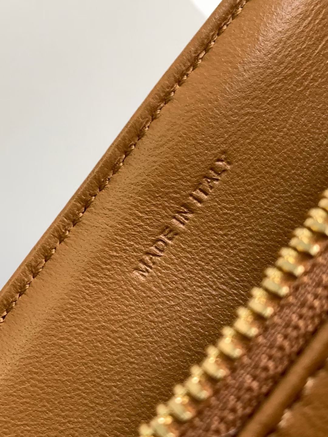 MEDIUM CELINE NINO BAG IN SUPPLE กระเป๋าสะพายหูจับในตัว แบรนด์หรู ดีไซส์คล่องตัว เกรดออริ สลับแท้ 1:1 ใช้งานต่างประเทศได้