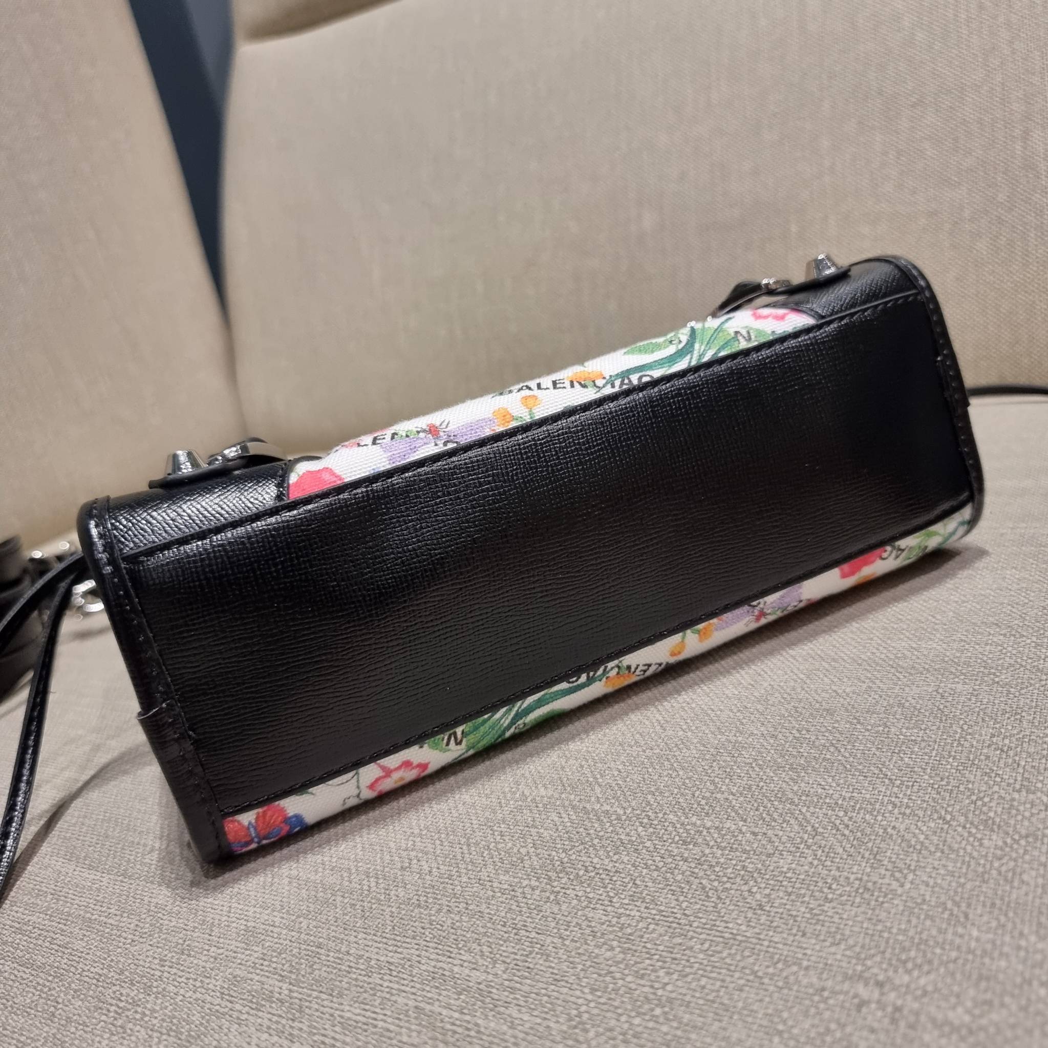 ไซส์ใหม่ กับรุ่นคอลแลบอีกหนึ่ง ที่ฮอตติดลมไม่เลิก!! Gucci×Balenciaga neo floral small bag กระเป๋าถือ/สะพายข้างที่โดดเด่นในสไตล์ที่ไม่ซ้ำ ไม่เกร่อ ดีไซน์มีกิมมิคและลูกเล่นแพรวพราว ทั้งหนังรูดซิป ทั้งหูจับ ทั้งความตกแต่ง มีดีเทลอัพราคาไปหมด วัสดุผ้าแคนวาสตั