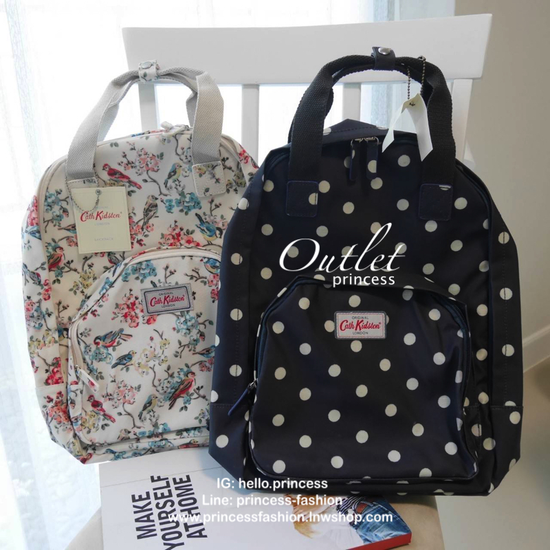 CATH KIDSTON BACKPACK BAG กระเป๋าเป้น่ารัก ตามแบบฉบับของแบรนด์นี้เลยค่า โดดเด่นด้วยหนัง PVC พิมพ์ลาย กันน้ำทั้งใบ ด้านในมีช่องซิปใหญ่ใส่ของ 2 ช่อง จุของได้เยอะ ใส่ IPAD / A4ได้สบายเลยค่ะ ด้านหน้ามีช่องซิปเล็ก 1 ช่อง ใส่ของจุกจิกหนิบได้สะดวก น้ำหนักเบา ใช้
