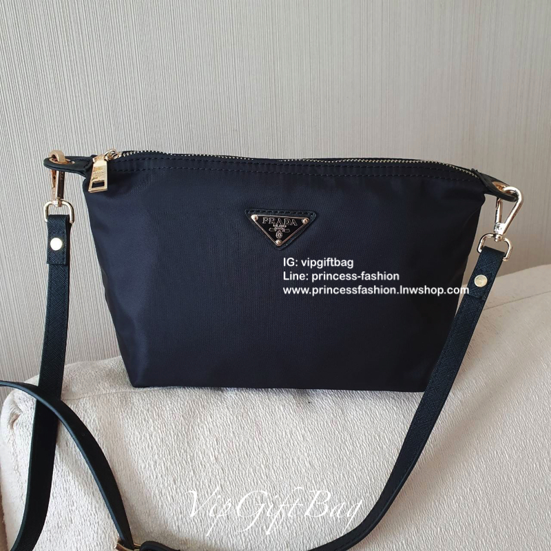 Best Seller ~~ งานพรีเมี่ยมกิ้ฟ จากเคาเตอร์ต่างประเทศ จากแบรนด์ PRADA เป็นกระเป๋า เครื่องสำอางค์ แต่มีสายสะพายยาวให้ 2 สาย เป็นแบบคล้องแขน และสะพายข้างลำตัว ใช้เป็น shoulder bag ได้เลยค่า หรือ ถือลำลองสวยๆ ก้อเลิศค่ะ คุ้มมากค่ะ ภายในมีช่องแบ่งเก็บของอย่าง