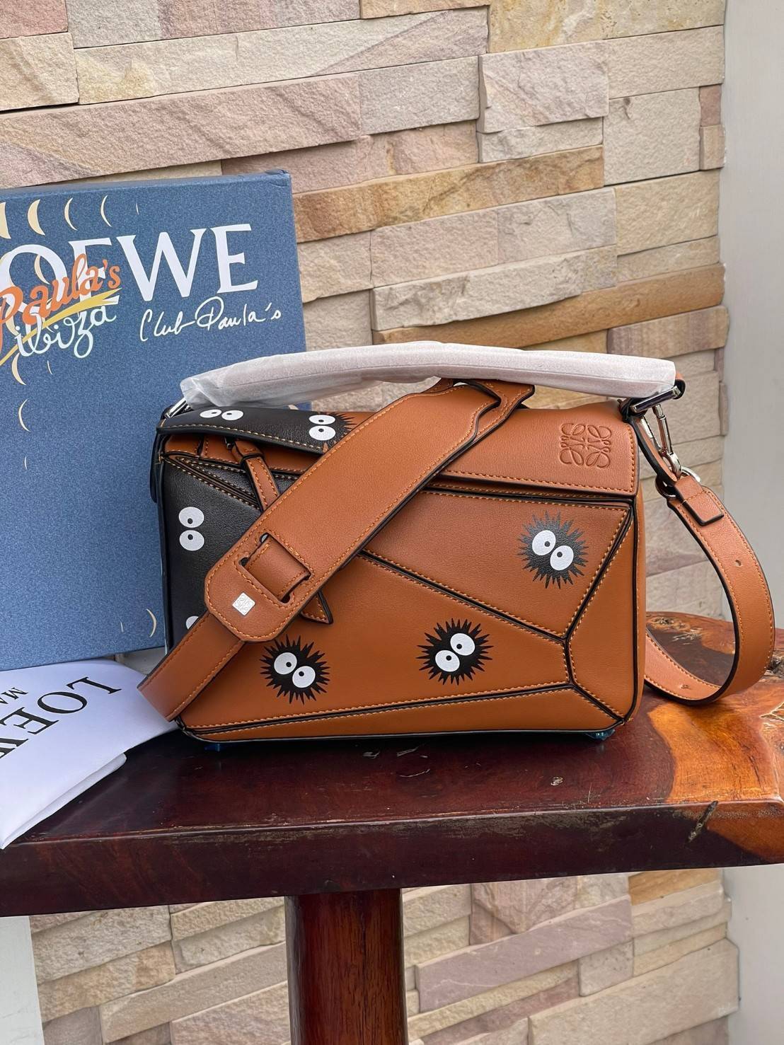 Loewe X My Neighbor Totoro Puzzle bag การร่วมงานสุดคิวท์ที่น่าจับจอง สำหรับใครที่ชื่นชอบการ์ตูนแอนิเมชั่นญี่ปุ่นอย่าง My Neighbor Totoro การออกแบบคาแร็กเตอร์ที่ใครๆ ต่างก็บอกว่าน่ารัก ล่าสุดก็เป็นที่น่าตื่นเต้นอีกครั้ง เมื่อสตูติโอดังได้เปิดตัวการร่วมงานก
