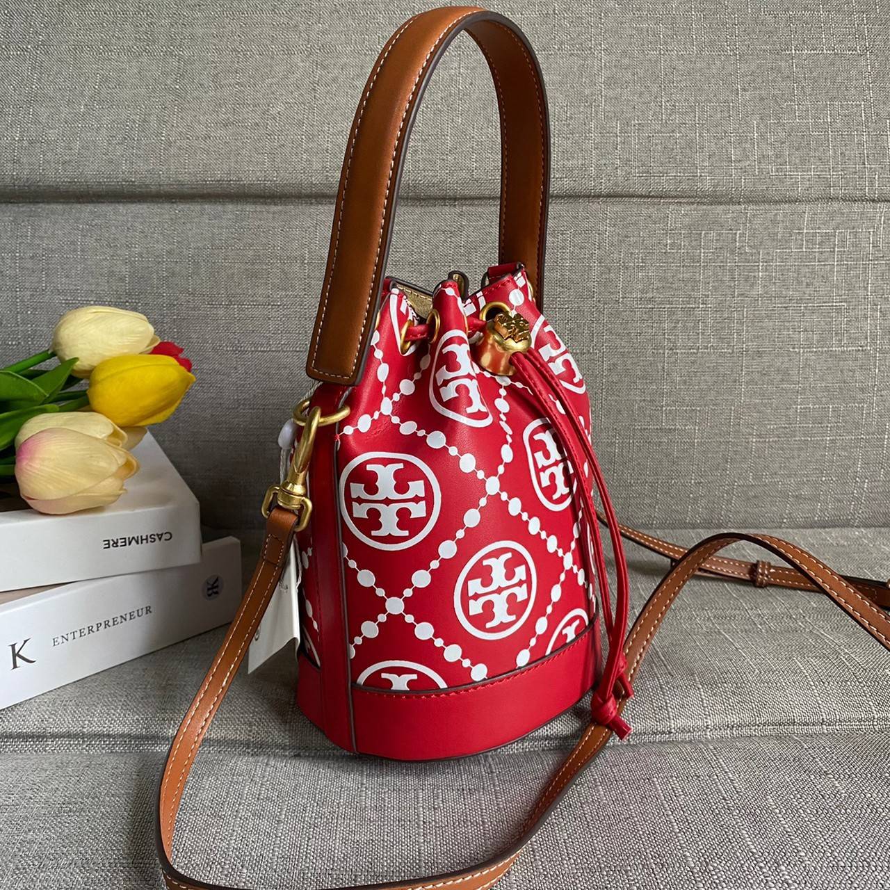 TORY BURCH T Monogram Embroidered Mini Bucket Bag ถูกหรือแพงต้องแดงไว้ก่อนเลยค่ะ ^^ กระเป๋าทรงบักเก็ตใบเล็กน่ารัก สุดหรูหรา ทรงสวย โด่ดเด่นลายพิมพ์ monogram วัสดุหนังอย่างดี เปิด-ปิดแบบหูรูด ล็อดด้วยปุ่ม อะไหล่ทองสวยงาม มาพร้อมสายยาว ปรับสายได้ ถอดสายได้ 