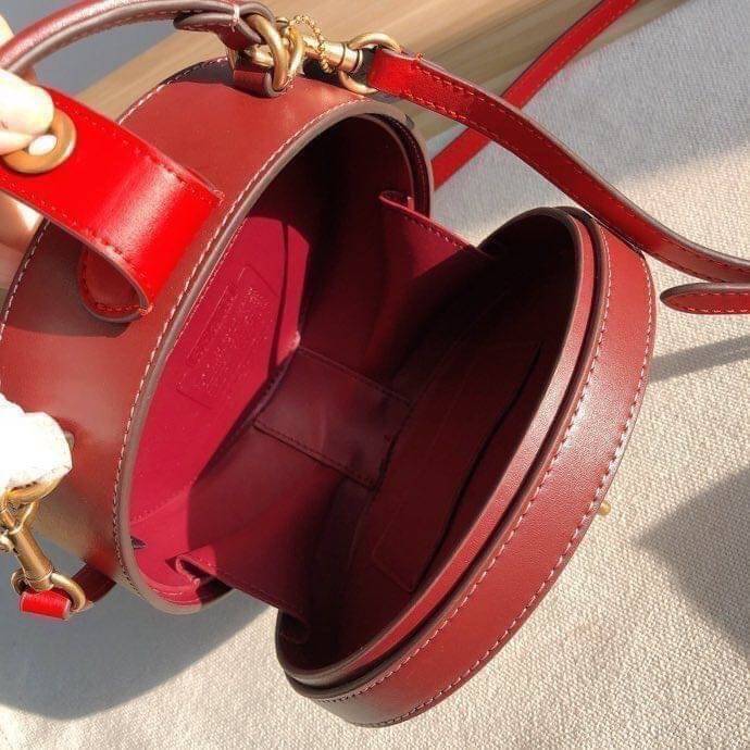 COACH LUNAR NEW YEAR CIRCLE BAG IN SIGNATURE CANVAS กระเป๋าทรงกลม ถือและสะพายข้างได้ วัสดุหนังแท้ ลาย C สวยหรู!! ตามแบบฉบับแบรนด์ ดูแพงมาก ราคาสุดคุ้มแบบนี้ ต้องมีไว้ใช้สักใบน้า!!