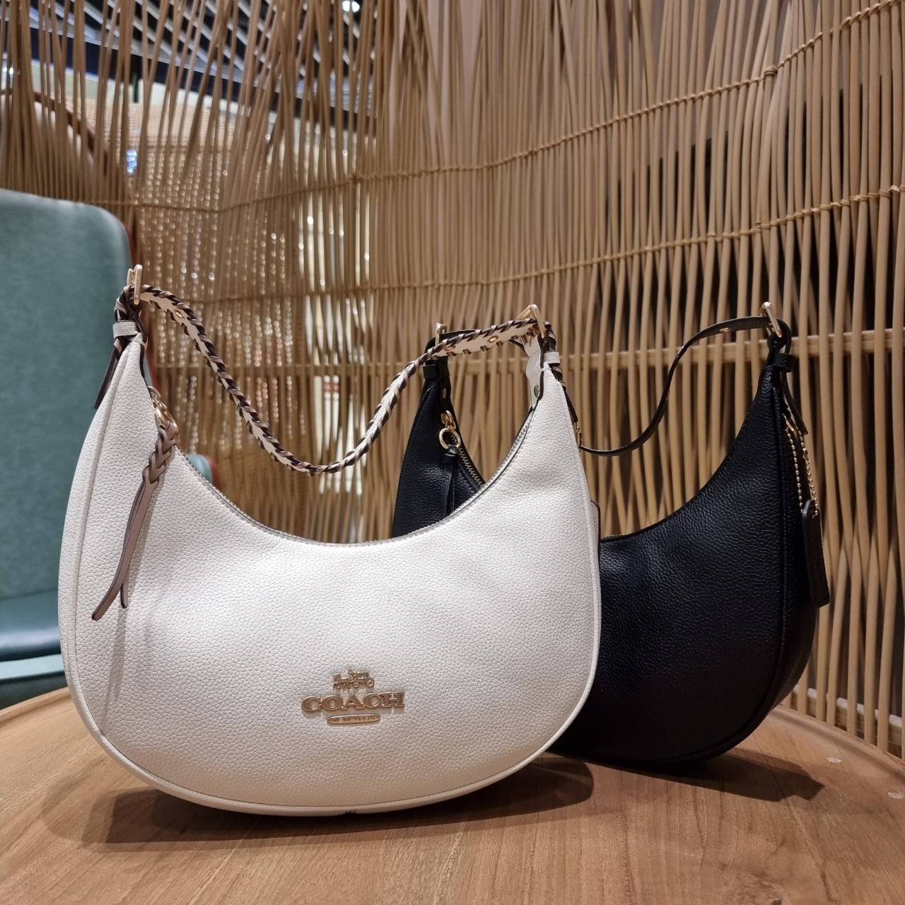 COACH C4108 BAILEY HOBO WITH WHIPSTITCH BEST SELLER ต้องมา!! กระเป๋าทรงโฮโบ ดีไซน์หรูหรา แมชท์ง่ายกับทุกไลฟ์สไตล์ วัสดุหนัง pepble หนังนิ่มสวย เปิด-ปิดด้วยซิปรูดใช้งานง่าย ภายในโล่งกว้าง สายคล้องสะพายไหล่ มีดีเทลน่ารักน่าใช้ ใช้งานสะดวกและง่ายต่อการใช้ชีว