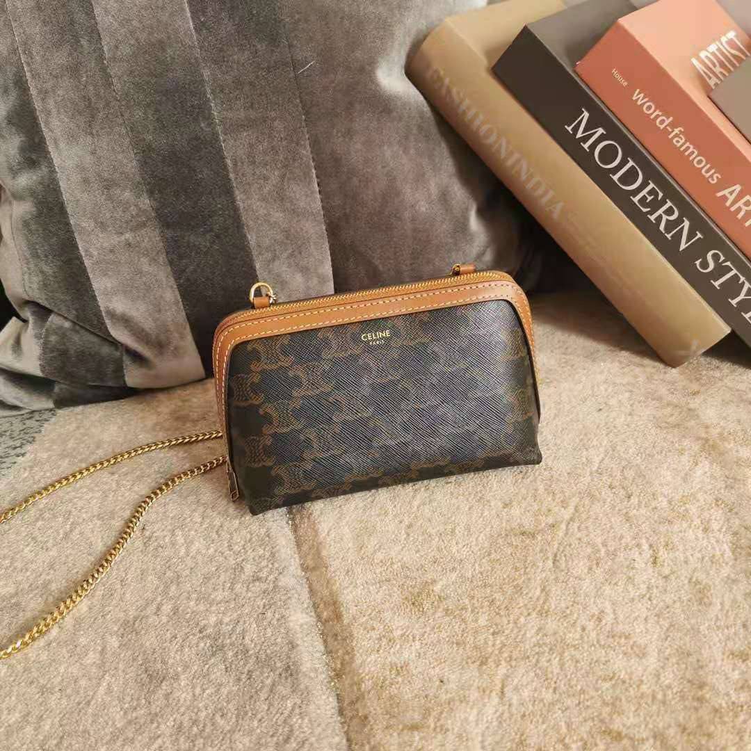 VIP 】หนังแท้ CELINE CLUTCH WITH CHAIN IN TRIOMPHE CANVAS AND LAMBSKIN WHITE/TAN กระเป๋าคลัทช์ดีไซน์เรียบหรูออกแบบมาได้อย่างลงตัว พร้อมสายสะพายโซ่ทองสุดหรู ด้วยรูปทรงที่สวยงามและทันสมัย สามารถใส่กระเป๋าสตางค์ใบสั้นหรือเครื่องสำอางค์ได้ตามขนาดกระเป๋า ในเรื่