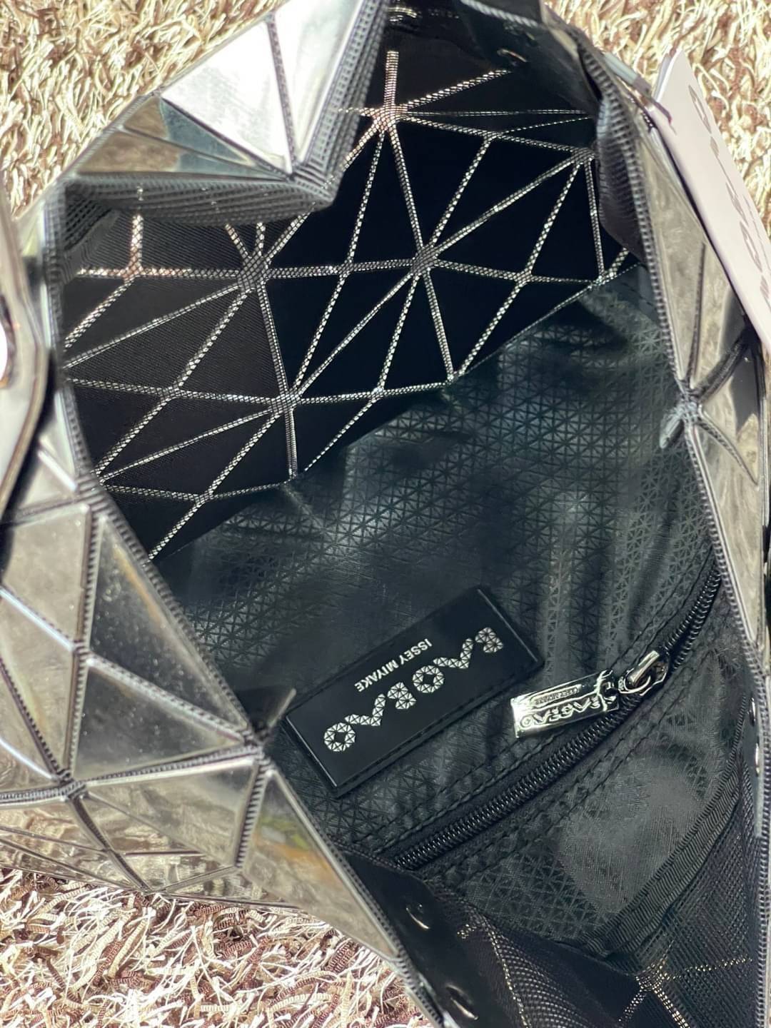 Baobao Issey Miyake 6x6 กระเป๋า Tote รุ่นนี้ถือว่าเป็นกระเป๋า Tote ไซส์กลางที่เหมาะกับการพกพาสิ่งของที่จำเป็นในทุก ๆ วัน มาพร้อมสายที่สามารถปรับได้ทั้งสองสาย และมีช่องใส่ของช่องเล็กด้านใน 1 ช่อง จุของได้เยอะแถมยังทนทาน ใช้เป็น Everyday Bag ได้เลยคะ พกพาสะ