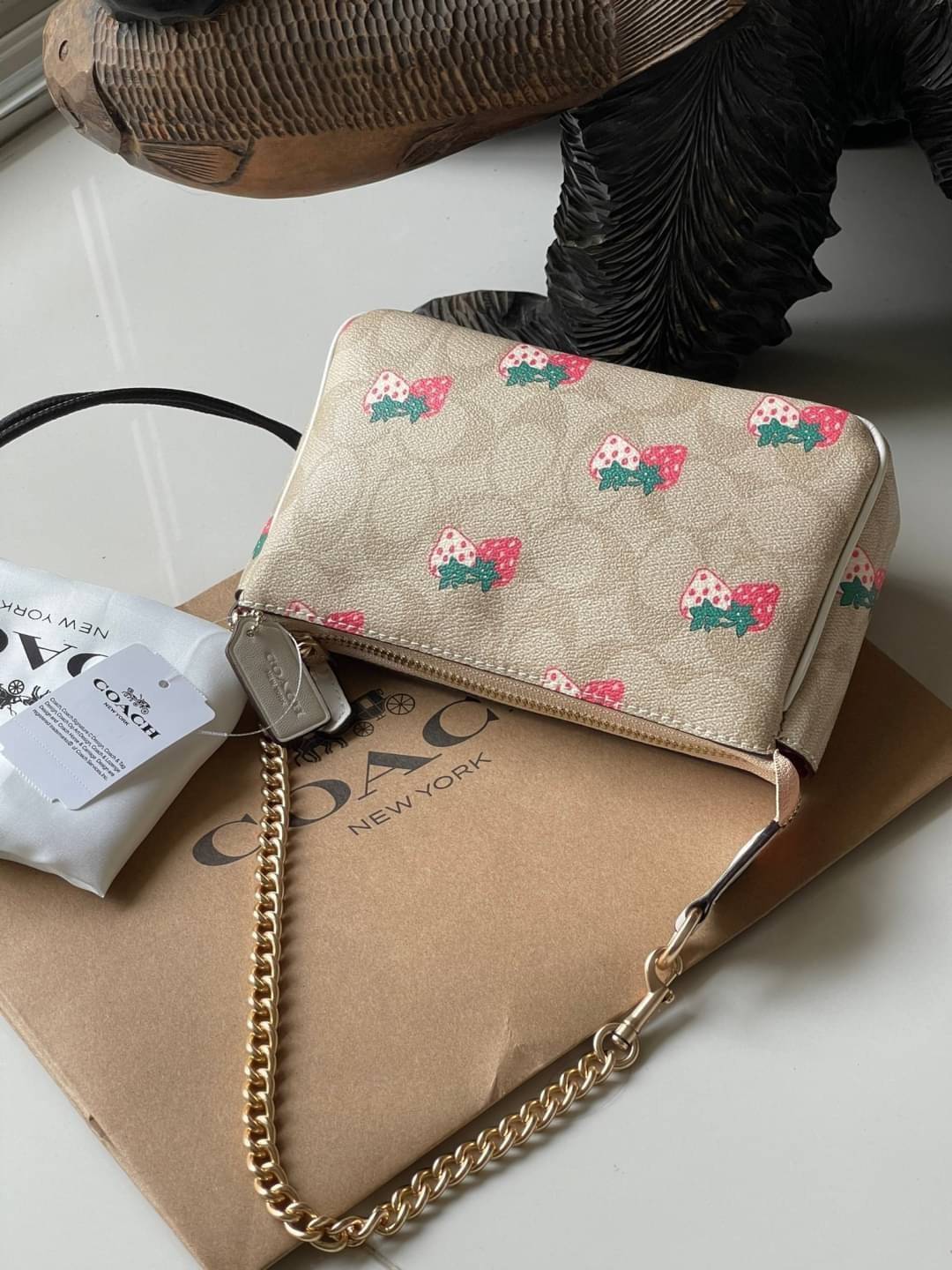 OUTLET 】Coach Signature Top Handle Coach Pouch with Strawberry, Watermelon, Ladybug พร้อมส่งที่ไทย เป็นอีกรุ่นหนึ่งที่ได้รับความนิยมในหมู่สาว ๆ ค่ะ นอกจากราคาจะไม่สูงแล้ว ยังมีรูปทรงที่น่าสนใจอีกด้วย กะทัดรัดแต่ใช้งานง่าย เหมาะกับทุกโอกาส สำหรับกระเป๋าคล้