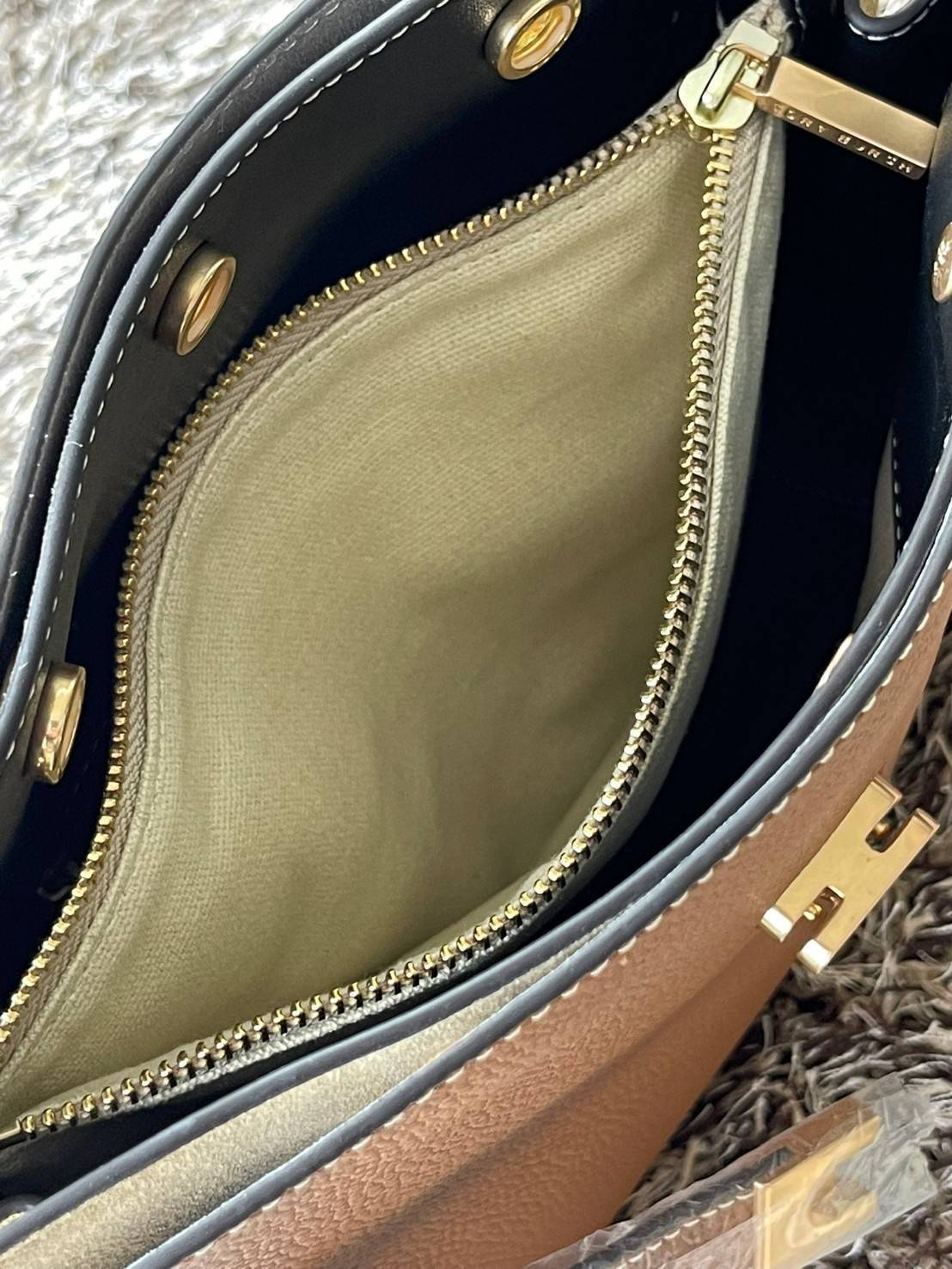 Tory burch lee radziwill pebbled small double bag กระเป๋า Lee Radziwill Double Bag สุดหรู ที่คำนึงถึงการเลเยอร์หนังและหนังกลับอย่างประณีตลงไปในงานดีไซน์ สามารถปรับปากกระเป๋าได้ 3 แบบตามต้องการ พร้อมนำเอาความเป็น American Luxury มาตีความใหม่ผ่านแง่มุมของคว