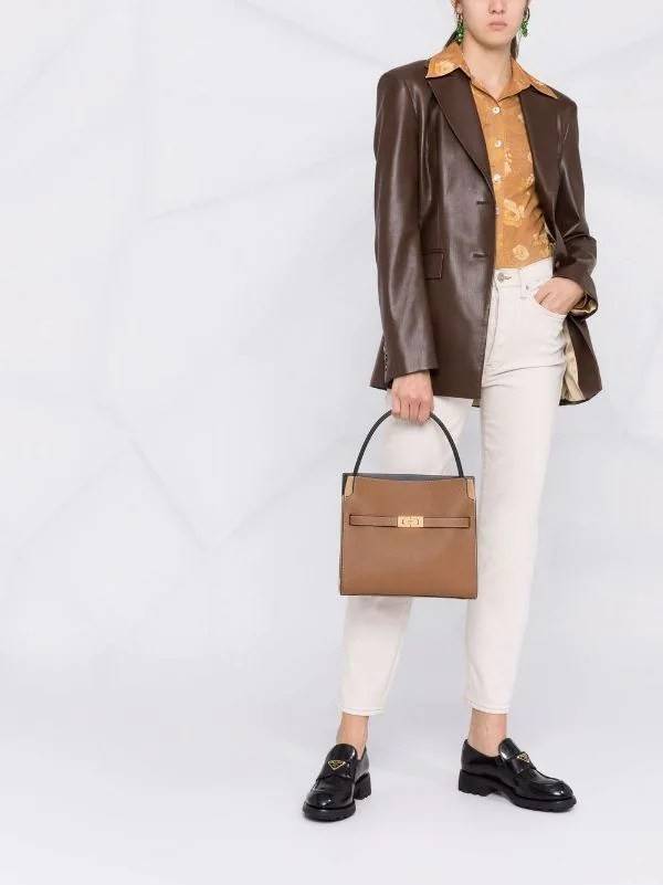Tory burch lee radziwill pebbled small double bag กระเป๋า Lee Radziwill Double Bag สุดหรู ที่คำนึงถึงการเลเยอร์หนังและหนังกลับอย่างประณีตลงไปในงานดีไซน์ สามารถปรับปากกระเป๋าได้ 3 แบบตามต้องการ พร้อมนำเอาความเป็น American Luxury มาตีความใหม่ผ่านแง่มุมของคว