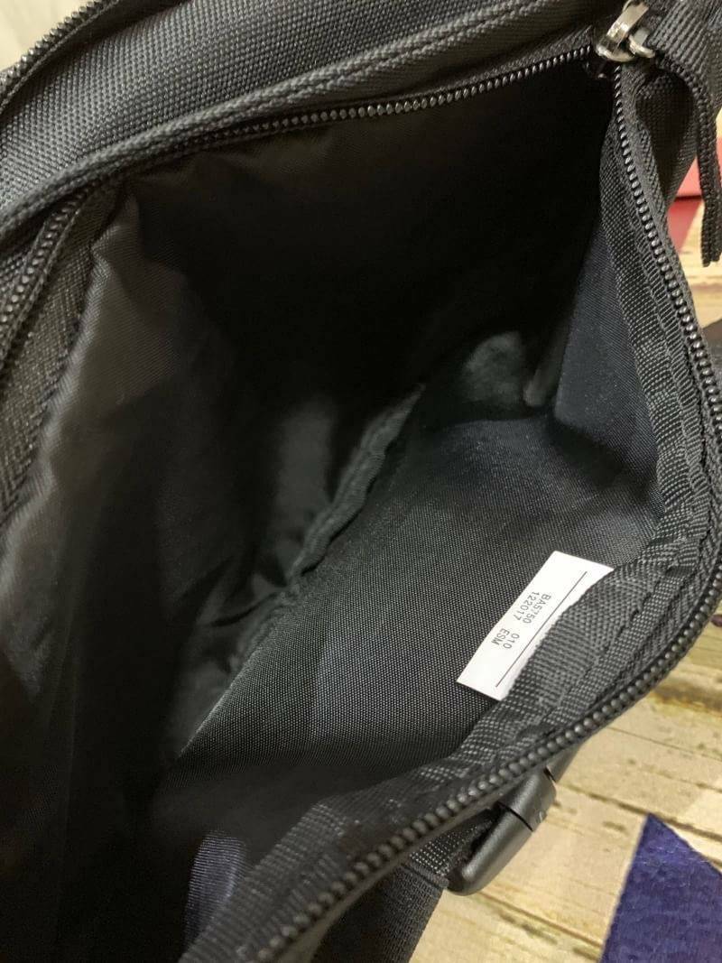 NIKE HERITAGE WAIST BAG กระเป๋าทรงคาดเอวและคาดหน้าอกสไตล์สปอร์ต เปิดปิดด้วยซิปคู่ ภายในใส่กระเป๋าสตางค์ยาวได้ ด้านหน้าสกรีนโลโก้แบรนด์ สายคาดปรับความยาวได้ฟรีไซส์ น้ำหนักเบา จะสะพายคาดอกช้อปปิ้งหรือจะวิ่งออกกำลังกายก็ได้คร้า!!