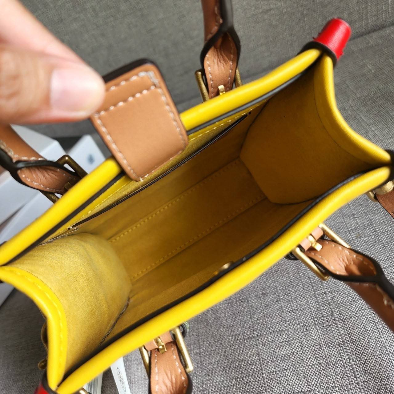 TORY BURCH T MONOGRAM COLORBlOCK JACQUARD MINI TOTE คอลเลคชั่นใหม่ล่าสุด ครอบครองก่อนใคร ไอเท็มยุคนี้รุ่นที่ควรมีติดตู้คะสาวๆ วัสดุ jacquard สลับหนังแท้ หูจับ มาพร้อมสายสะพายข้างหนังแท้ ปรับระดับได้ สายสามารถถอดออกได้ ภายในเป็นช่องโล่ง ใส่มือถือได้ กระเป๋