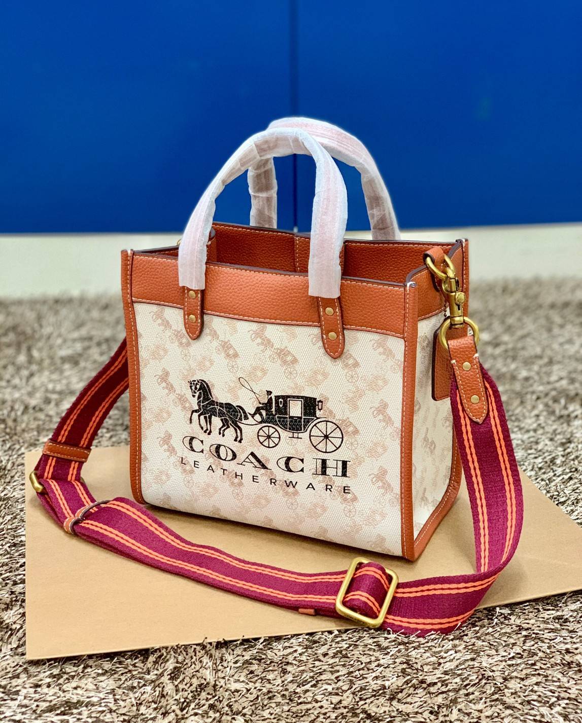 COACH FIELD TOTE 22 WITH HORSE AND CARRIAGE PRINT CARRIAGE BADGE((C8456)) 💫พร้อมส่งที่ไทย ใหม่ล่าสุด คุณภาพเกินเบอร์เลยจ้าา! กระเป๋าทรงTote ไม่ว่าโอกาสไหนๆ คุณสามารถพกพาไปได้ทุกที่ค่ะ หนังแท้อย่างดี! สวย นิ่มมือดีมากค่ะ