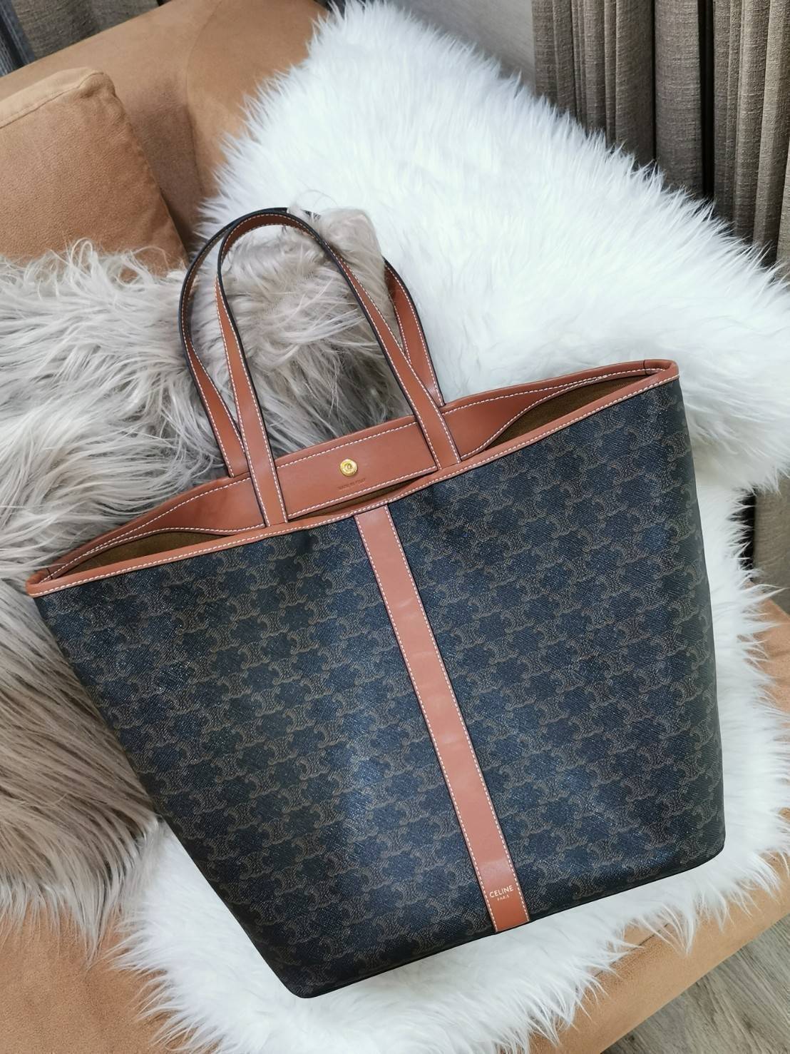 CELINE SHOPPING BAG VIP วัสดุ TRIOMPHE CANVAS ดีไซน์ทรง TOTE สวยหรูคลาสสิคไม่มีเอ้าท์ ภายในโล่งกว้างและจุมากสามารถใส่เอกสาร A4 สัมภาระของใช้ได้เยอะจุใจ น้ำหนักเบาจะถือหรือสะพายไหล่ก็ดูดี ไอเท็มแนะนำพร้อมส่งที่ไทยราคาสุดคุ้ม จองด่วนห้ามพลาดค่ะ!