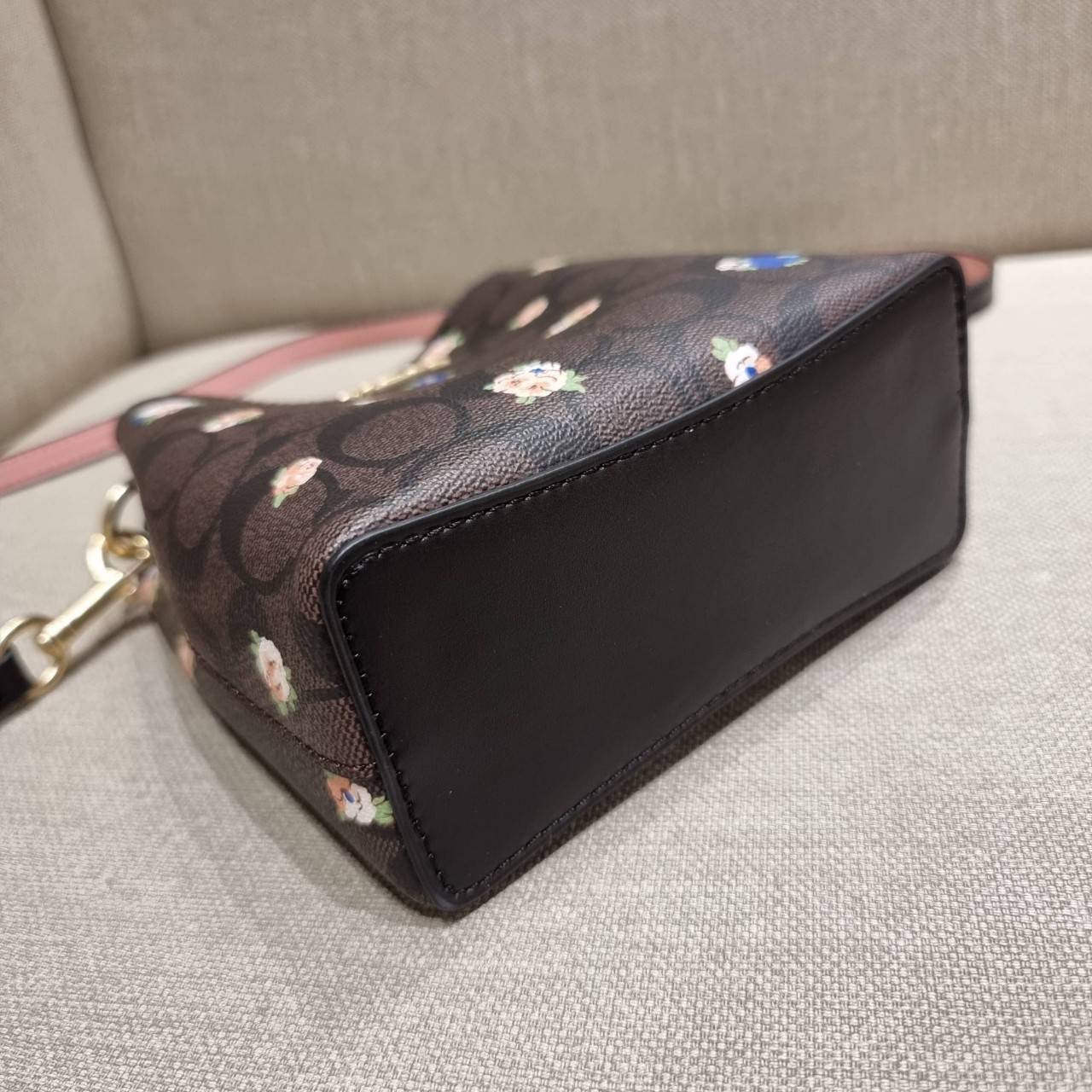 COACH MINI TOWN BUCKET BAG IN SIGNATURE CANVAS WITH VINTAGE MINI ROSE PRINT ((7270 7268 7267)) คอลเลคชั่นใหม่ล่าสุด!! น้องสาวคนสวยมาแล้วจ้า สดใสต้อนรับเทศกาลคริสต์มาส 🎅🎄 กระเป๋าบัคเก็ต ไซส์มินิ ใบจริงน่ารักม้าก!! น่าใช้แบบที่สุด วัสดุหนังแ