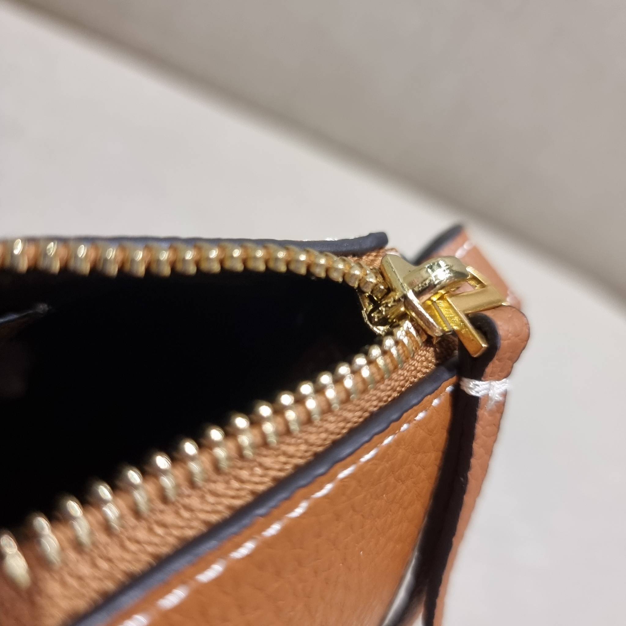 TORY BURCH MCGRAW WEDGE กระเป๋าสะพายไหล่ ทรงสวยไม่ซ้ำ ไม่เกร่อ!! สะดวกใช้งาน ดีไซน์เรียบแต่แฝงความหรู และคลาสสิคในตัว วัสดุหนังลูกวัว สัมผัสดี สวยคม เปิด-ปิดด้วยซิป ภายในเป็นช่องโล่ง มีช่องย่อยเก็บบัตร มาพร้อมสายสะพายในตัว ปรับได้อีกเล็กน้อย ไอเท็มนี้เหมา