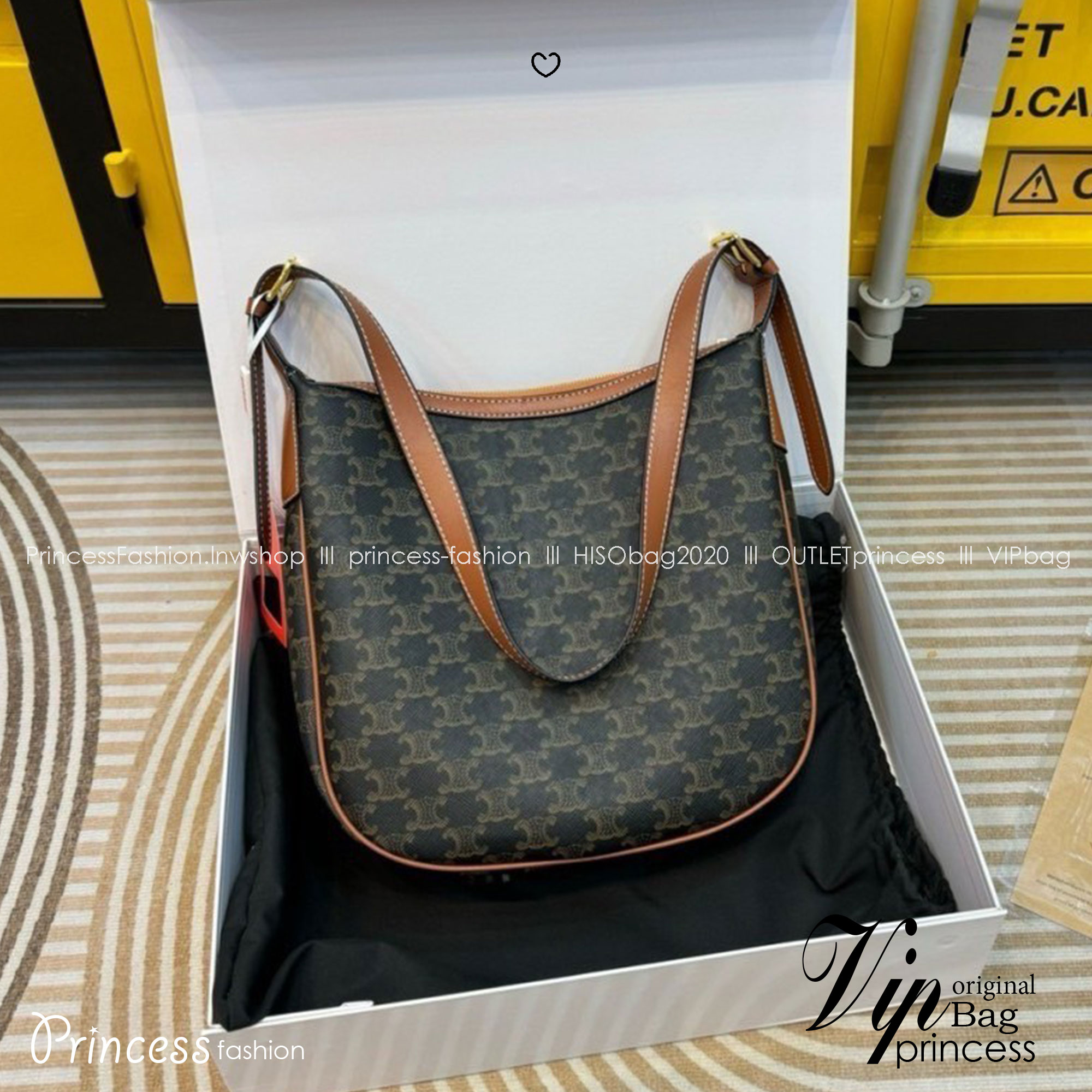 CELINE HELOÏSE CUIR TRIOMPHE Small Bag in Triomphe Canvas กระเป๋าสะพายทรงโฮโบ คอลเลคชั่นใหม่ ฮิตข้ามปี ใบใหญ่จะสัมภาระได้เยอะ รูปทรงใช้งานง่ายที่สุด สายสะพายในตัว สวยหรูผู้ดี