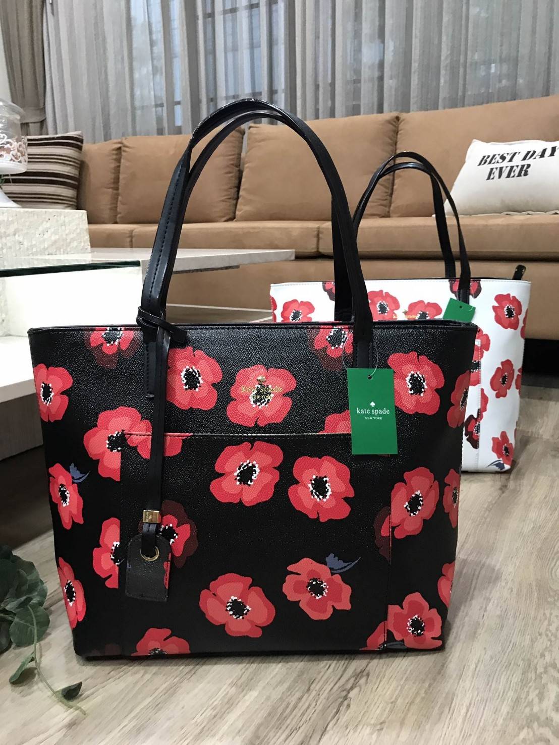 KATE SPADE New York Hyde Lane Poppies Riley Rose Tote Bag กระเป๋าสะพายทรง Tote Bag หนังสวยอยู่ทรงคอลเลคชั่น ดอก Poppies ห้อย TAG ที่หูกระเป๋าด้านหน้าประดับโลโก้ มีช่อง หน้าใส่ของได้ ภายในมีช่องซิป และช่องใส่มือถือ กว้างและจุ ใส่ ipad, notebook, เอกสาร A4 