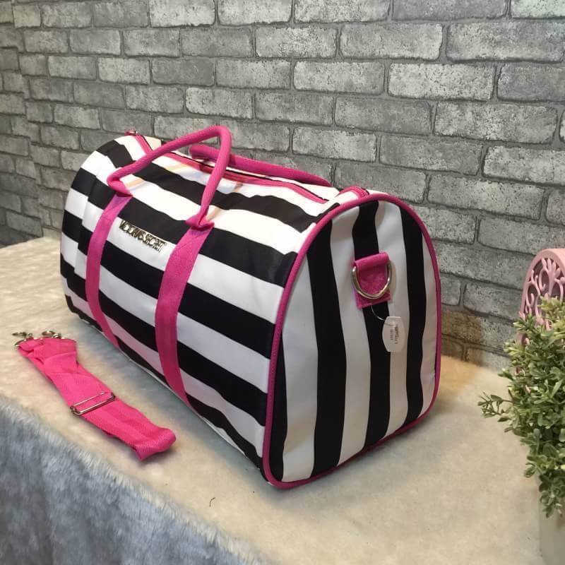 Victoria's Secret กระเป๋าเดินทาง สุด chic น่ารัก ลายทางสุดเก๋ หูจับ และสายสะพายยาวปรับสายได้ สีชมพู จะใส่เสื้อผ้าอุปกรณ์ไปฟิตเนส โยคะ ก็คุ้มค่าเลยจ้า