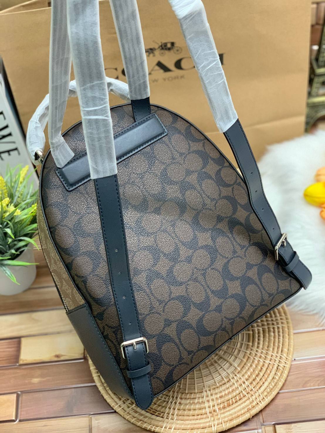 COACH JORDYN BACKPACK IN BLOCKED SIGNATURE ((76622//76624//76715)) พร้อมส่ง กระเป๋าสะพายหลังแบบมีหูหิ้ว หนังแท้ หนังนิ่มอย่างดีเลยค่า ด้านหน้ามีช่องซิปหนึ่งช่องสำหรับใส่ของจุกจิกนะคะ เปิดปิดช่องหลักแบบซิปคู่ หัวซิปมีหนังห้อยมาให้ ภายในกระเป๋าโล่งใส่สัมภาร
