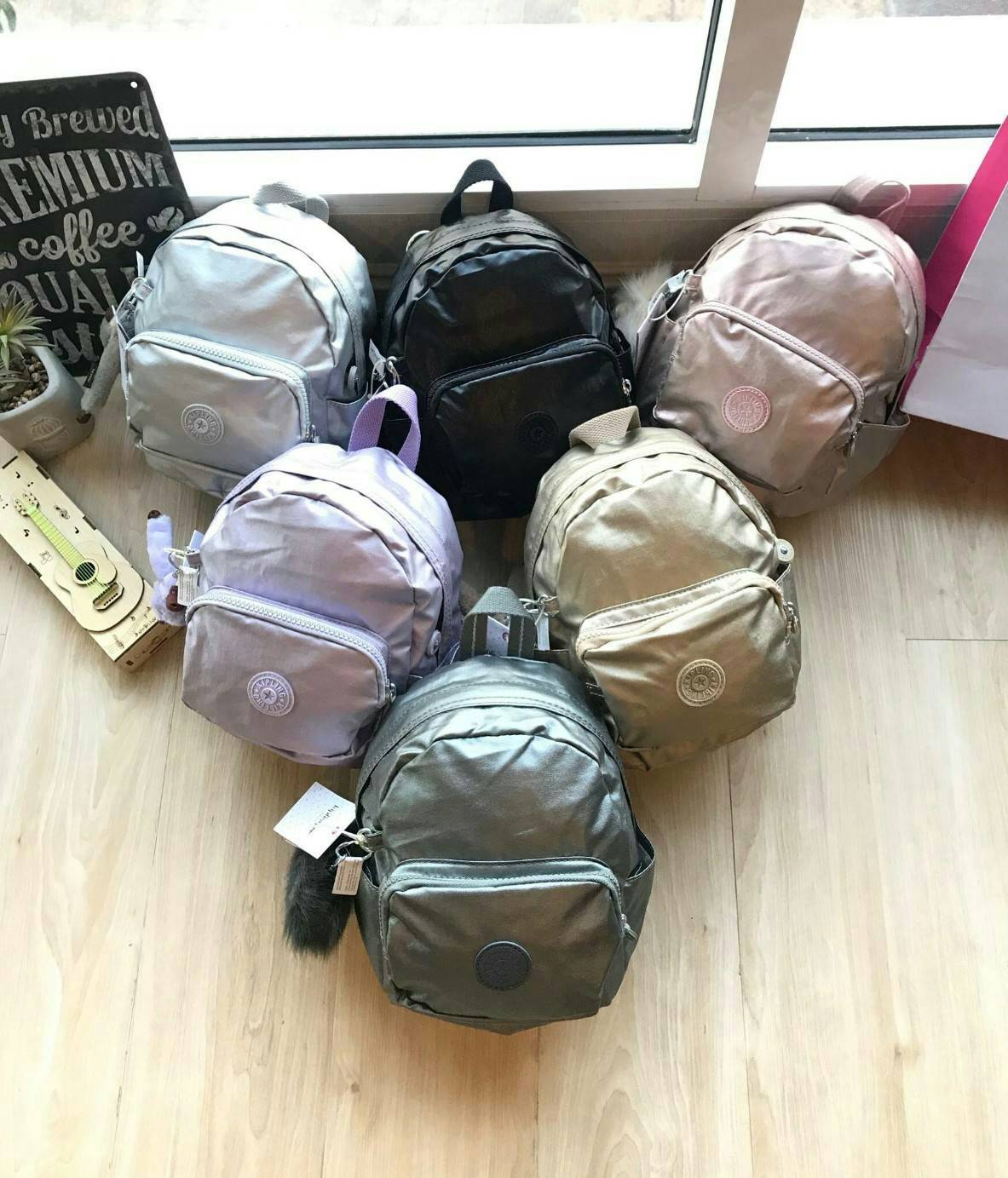 Kipling Kaopin Mini Backpack Woman’s กระเป๋าเป้สะพายรุ่นใหม่!!ขนาดมินิ สามารถแบบเป้หรือทรงcrossbody ได้ มีหลายช่องใช้งาน ด้านหน้าเป็นช่องซิปเล็กใส่ของจุกจิก ภายในมีช่องเล็กแยกเป็นสัดส่วน ใส่กระเป๋าสตางค์ยาวหรือมินิไอแพคได้ ขนาดกะทัดรัด มาพร้อมพวงกุญแจลิงส