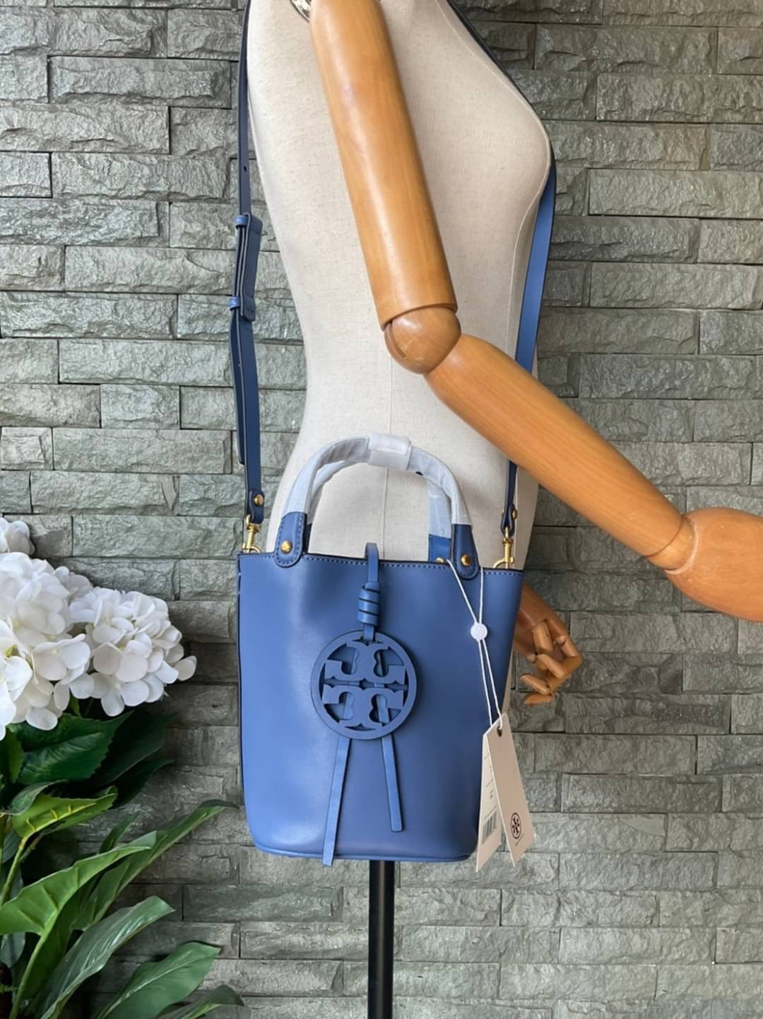 TORY BURCH LEATHER BUCKET BAG MILLER MINI BAG รุ่น 55222 กระเป๋าสะพาย Crossbody ทรงถังสวยสุดฮิต เป็นรูปทรงใหม่