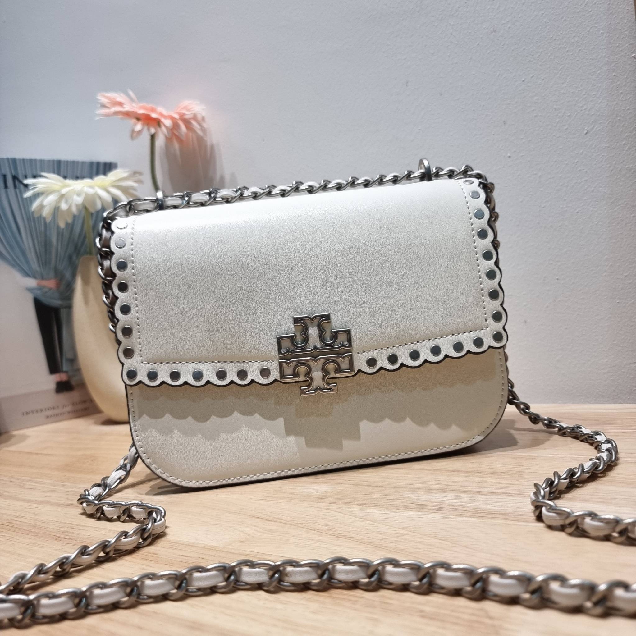 TORY BURCH BRITTEN STUDDED CROSSBODY BAG / Tory Britten Small Adjustable Shoulder Bag คอลเลคชั่นผู้ดี ดีไซน์ใหม่ล่าสุด กระเป๋าสะพายตัวท็อป ที่ตกแต่งด้วยโลโก้และหมุดสวยงาม