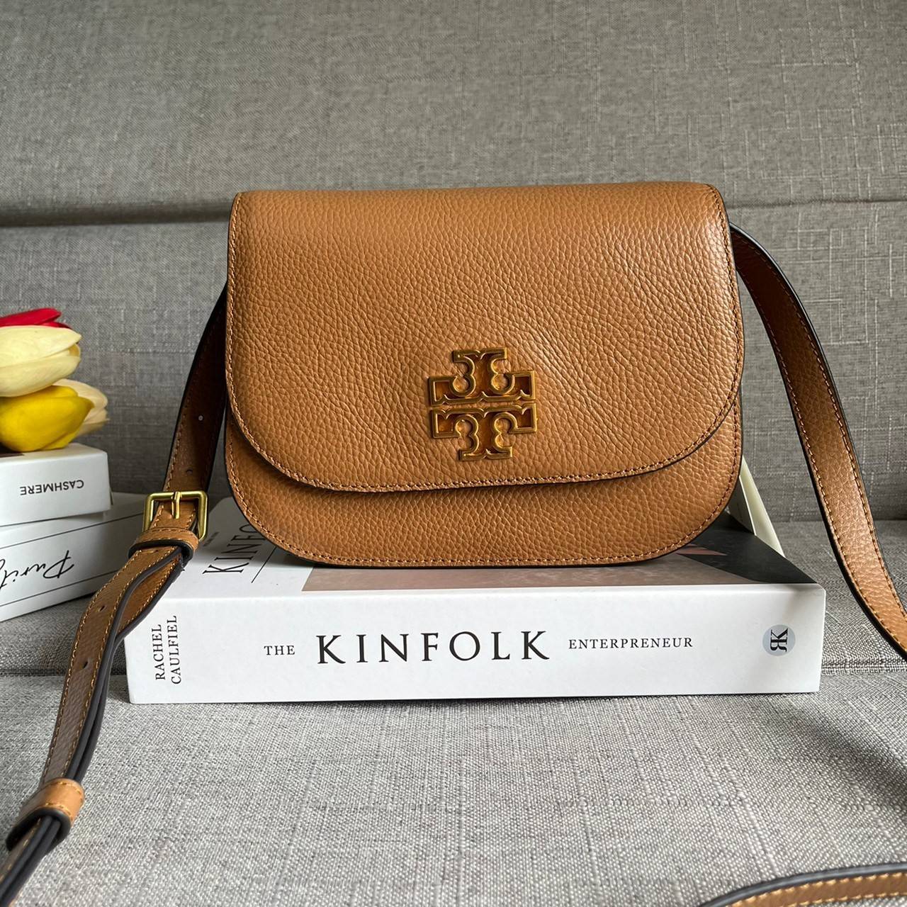 TORY BURCH BRLTTEN SMALL SADDLE BAG / Tory Burch Britten Flap Shoulder Bag กระเป๋าสะพายข้าง วัสดุหนังแกะแท้ ด้านหน้าประดับโลโก้แบรนด์ เปิด-ปิดกระเป๋าแบบกระดุมแป็กแม่เหล็กแน่นหนา ภายในมีช่องหลัก ใส่กระเป๋าเงินใบกลาง มือถือได้ทุกรุ่น มีช่องแยกใส่ของจุกจิกอี