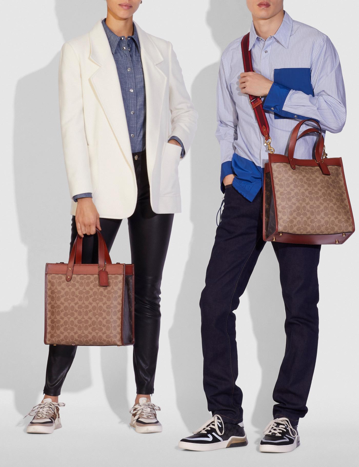 COACH C0776 FIELD TOTE WITH HORSE AND CARRIAGE PRINT คอลเลคชั่นสุดคลาสสิค สวยหรูดูแพง กระเป๋าทรงโท้ท ไซส์ใหญ่จุคุ้ม ฟังก์ชั่นการใช้งานสะดวกที่สุด มีทั้งสายคล้องแขนในตัว และสายครอสบอดี้ วัสดุหนังแคนวาสเคลือบลายสลับหนังแท้ ปากกระเป๋ามีกระดุมแม่เหล็กไว้ปิดกั