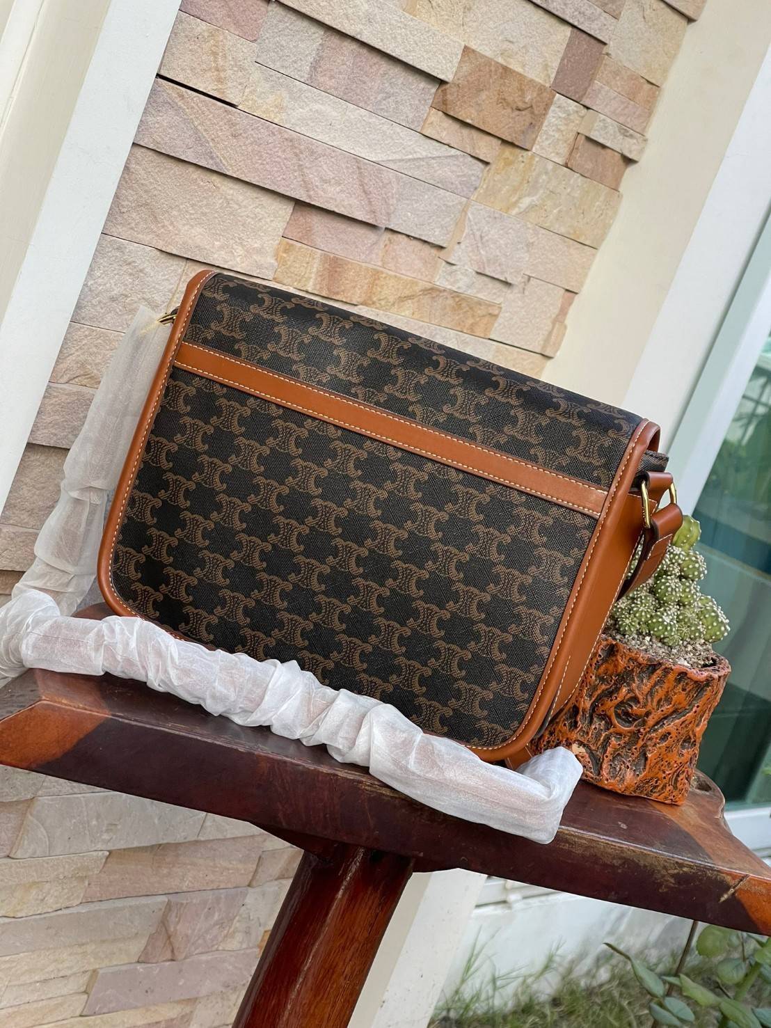 VIP 】Celine Messenger Folco Bag in Triomphe Canvas โดดเด่นไม่เหมือนกับลวดลายแคนวาสที่เป็นเอกลักษ์แบรนด์แบบไม่เหมือนใครให้ด้วยความเรียบหรูดูทางการ เพิ่มความภูมิฐานให้กับคุณอย่างลงตัวเลยทีเดียวสำหรับกระเป๋าทรงแนวนอน ซึ่งเป็นกระเป๋าที่ได้รับความนิยมอย่างมาก 