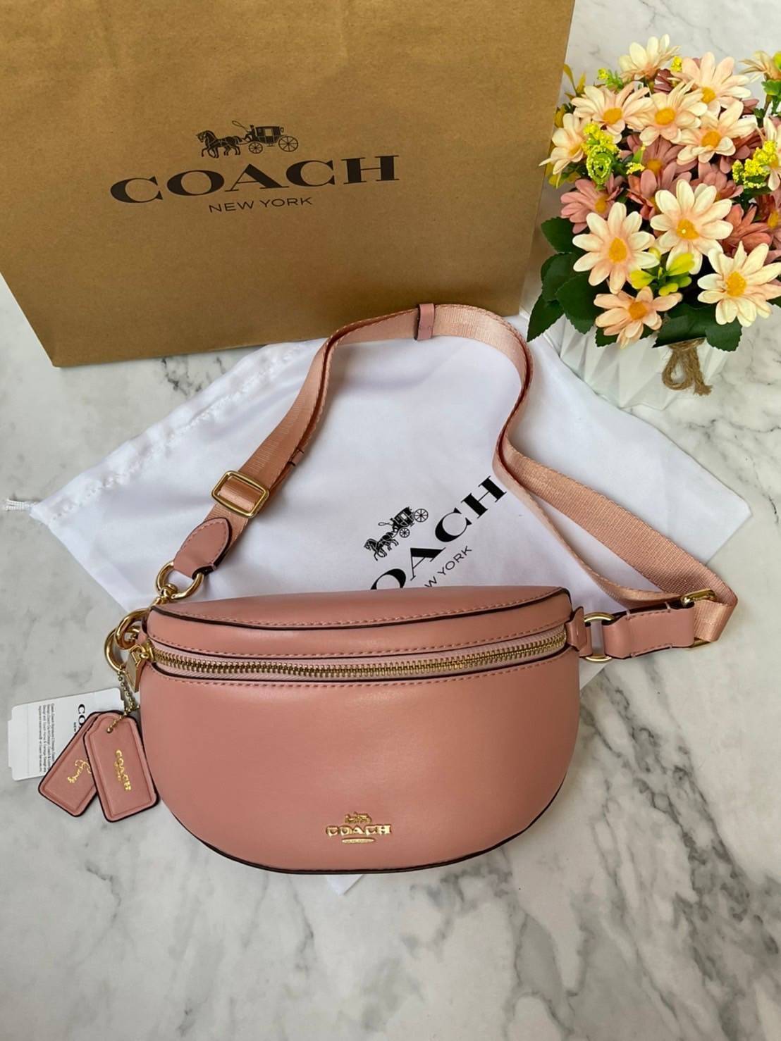 COACH SELENA BELT BAG WITH BUNNY (39315 Pink) / (39316 Black) กระเป๋าสะพาย/คาดอก/คาดเอว รุ่น Limited Edition น่ารักมาก💕 วัสดุหนังแท้ หนังนิ่มอยู่ทรง เปิด-ปิด ด้วยซิป ใส่ Iphone+ กระเป๋าสตางค์ใบสั้น ใส่ของจุกจิกได้ ด้านหลังมีอีก 1 ช่องซิป สายปรับระ