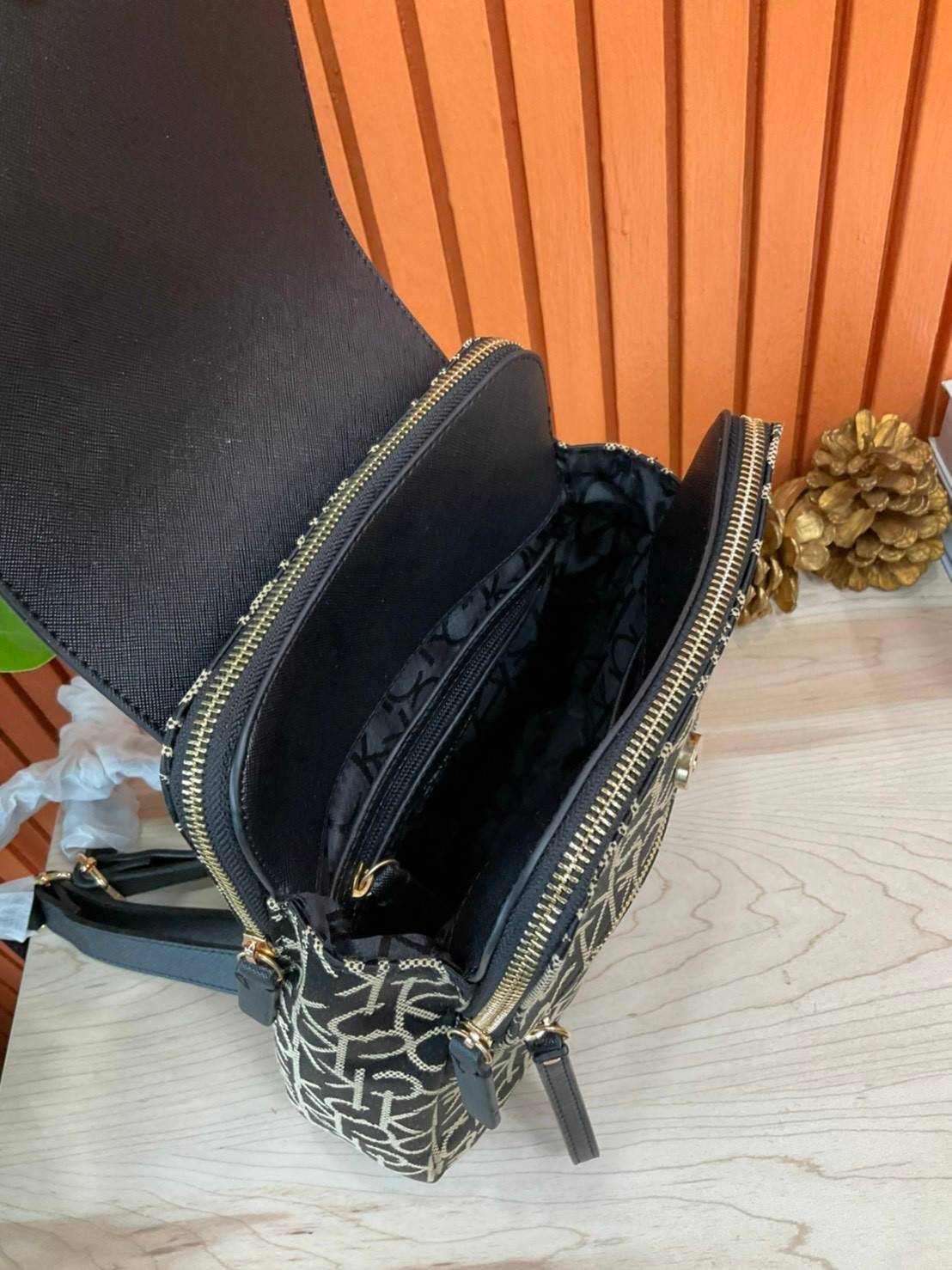 ของแท้ 💯% Elaine Calvin Klein Monogram Small Backpack 💕ของมันต้องมี สวยหรูดูแพงมาก สำหรับรุ่นนี้ และมีฟังชั่นช่องการใช้งานที่มากที่สุด!!! 💕 กระเป๋าสะพายเป้รุ่นใหม่ชนช้อป รุ่นยอดนิยม