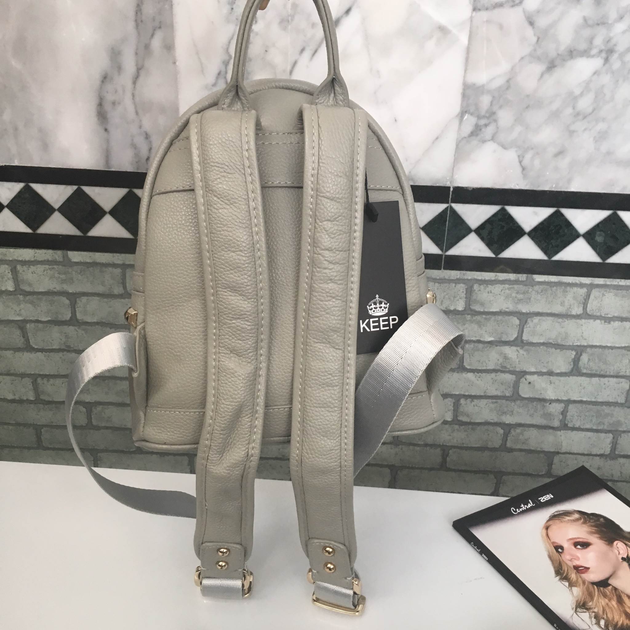 รุ่นใหม่ล่าสุดเลย ห้ามพลาดน๊า !!! งานหนังแท้ ทางร้านได้ รุ่นสุด Chic ทรง mini mini น่ารักๆ จากแบรนด์ KEEP มาฝากคะ กระเป๋า หนังแท้เนื้อดี ลายหนังชัด ทนทานคะ น้ำหนักเบา ดีไซด์ ทันสมัย เข้าได้กับทุกชุด สายสะพายเป็นหนังมีอัดแผ่นรองเพิ่มความนิ่มเวลาสะพายคะ ด้า