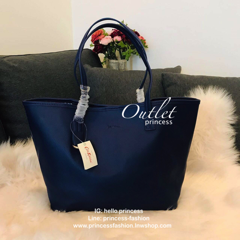 Cath kidston tote bag กระเป๋าสะพายรุ่นใหม่ วัสดุ PU คุณภาพดี นิ่ม น้ำหนักเบา เช็ดทำความสะอาดง่าย เปิดปิดกระเป๋าด้วยกระดุมแม่เหล็ก ด้านในโล่งกว้างมีช่องซิปสำหรับใส่ของ จุของได้เยอะ สายสะพายไหล่ยาวสุด22cm.ขนาดกำลังดีราคาสุดคุ้มห้ามพลาดค่ะ