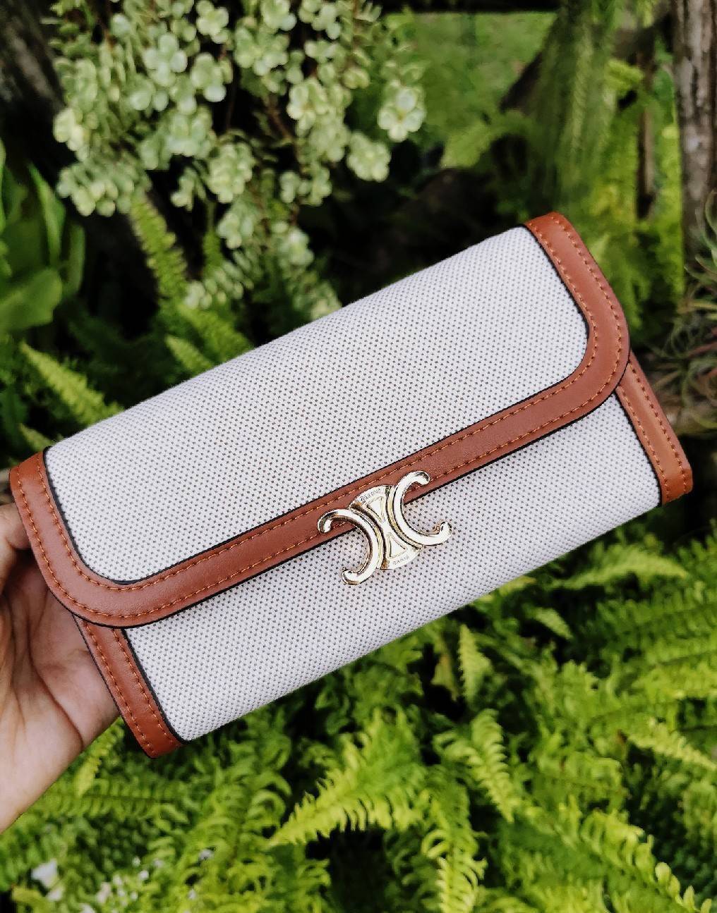 พรีเมี่ยมกิ๊ฟแท้ 100% 】CELINE LONG WALLET BAG VIP GIFT WITH PURCHASE-GWP กระเป๋าพรีเมี่ยมกิ๊ฟ Limited จาก CELINE HAUTE PARFUME DUTYFREE COUNTER วัสดุ Triomphe Canvas สวยอยู่ทรงเปิดปิดด้วยฝาปิดประดับโลโก้แบรนด์สีทองด้านหน้า ภายในมีช่องแบ่งเยอะมากค่ะ
