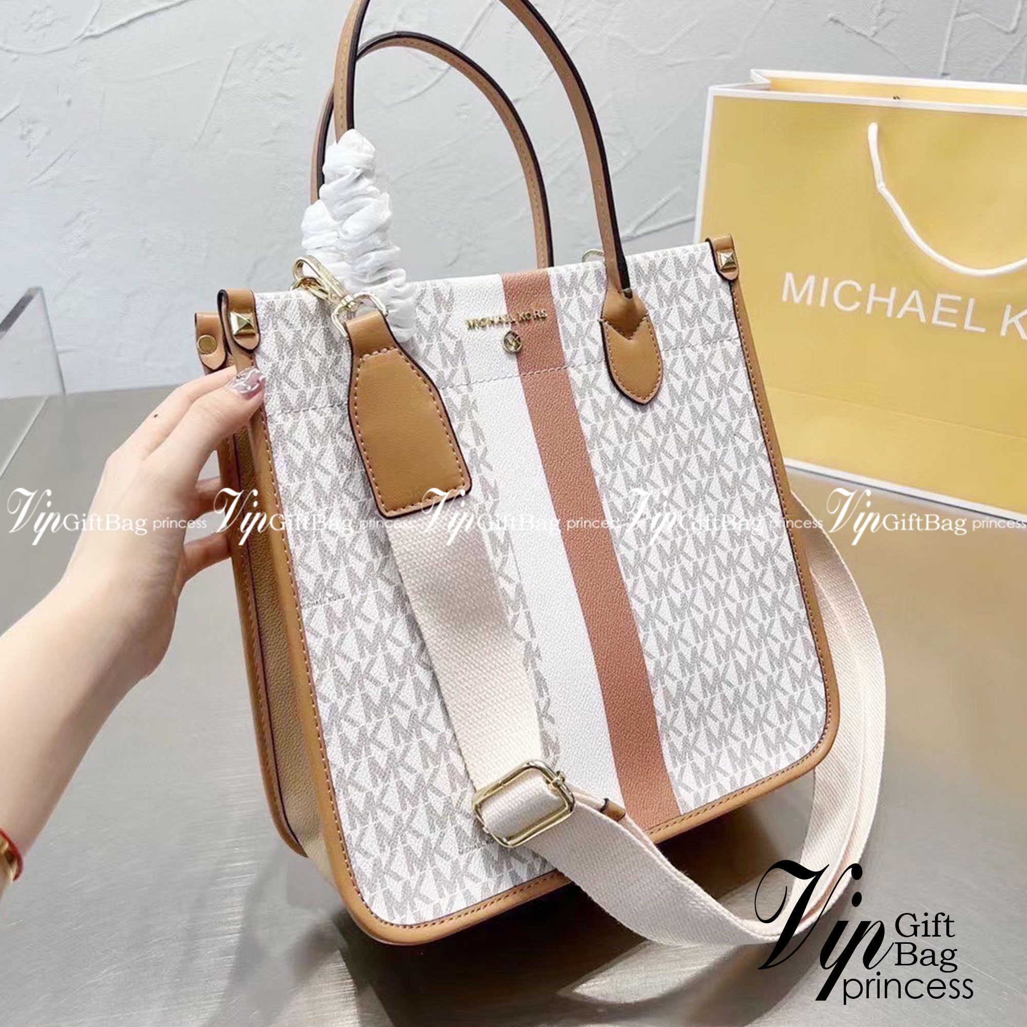 Michael Kors Heidi Tote / Michael Kors Bolsa tote Heidi monogram / MK Tote กระเป๋าสะพายทรง tote มาใหม่ MK หนังพิมพ์ลายแบรนด์ ภายในโล่งกว้าง จุของได้เยอะมาก อะไหล่ปั้มทุกจุด แมทง่ายได้ทุกลุค ภาพถ่ายจากงานขายจริง ใช้งานต่างประเทศได้