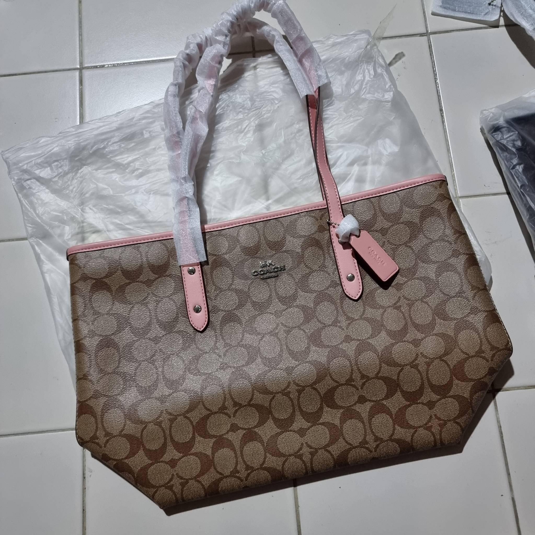 OUTLET 】COACH F58292 CITY ZIP TOTE IN SIGNATURE 16" รุ่นขายดี!! ไซส์ใหญ่ สีสวยมาให้แบบจัดเต็ม!! กระเป๋าถือทรงโท้ทใบใหญ่ สวยน่าใช้ทุกสี สะพายคล้องไหล่ได้เก๋ๆ จุของแน่นๆไปเลยจ้า!! วัสดุหนังแคนวาสคุณภาพ ปากกระเป๋าเปิด-ปิดด้วยซิป กันของหล่นได้ ถือไปไหนก็