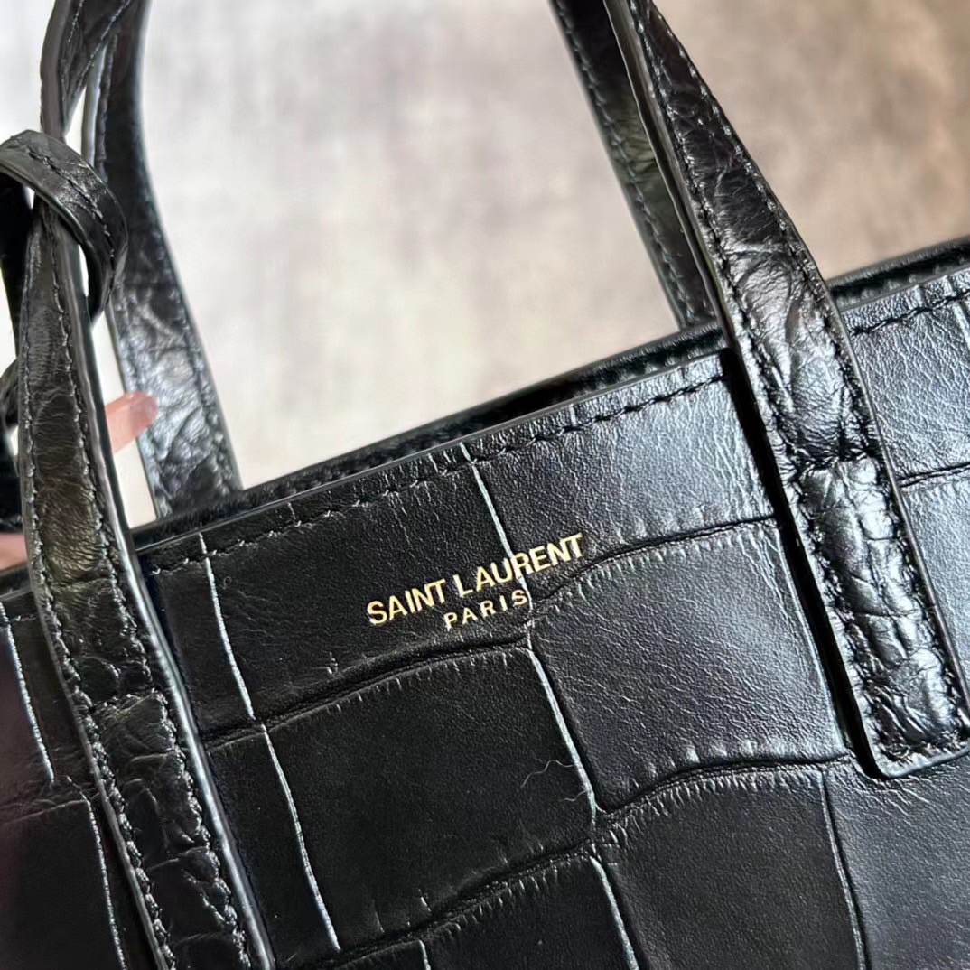 YSL Toy mini croc-effect leather tote / YSL Paris Mini Toy Croc Embossed Leather Bucket Bag กระเป๋ามินิโท้ทหนังลายจรเข้ เกรดออริจินล คอลเลคชั่นใหม่ล่าสุด ครอบครองก่อนใคร ควรมีติดตู้คะสาวๆ ภาพสินค้าถ่ายจากงานขายจริง ใช้งานต่างประเทศได้