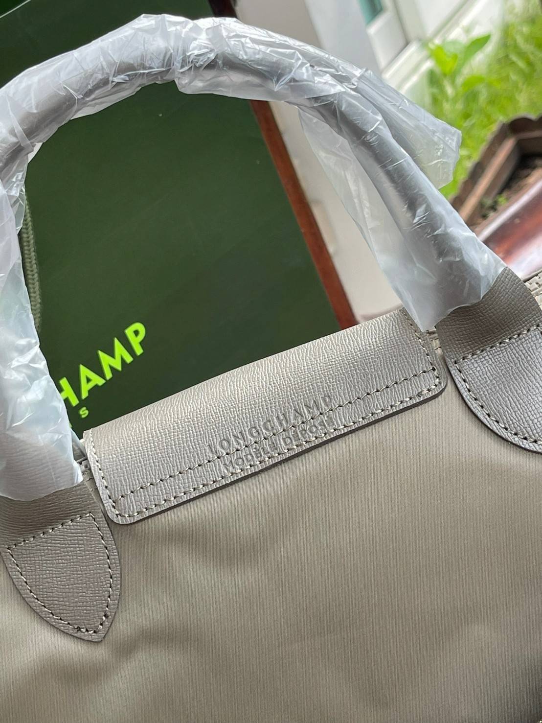 Longchamp LE PLIAGE NÉO TOP HANDLE BAG อีกหนึ่งรุ่นยอดนิยม ที่สาวๆ ต้องมีไว้เก็บไว้สักใบ กระเป๋าโท้ทใบนี้ มาพร้อมกับสีที่มีสไตล์เรียบง่าย มีสายสะพายยาวปรับสั้นยาวได้ช่วยให้คุณสามารถสะพายไหล่ได้อย่างสบาย ในตัวสายปักโลโก้อันเป็นสัญลักษณ์ ในขณะที่ที่ปิดแบบซิ