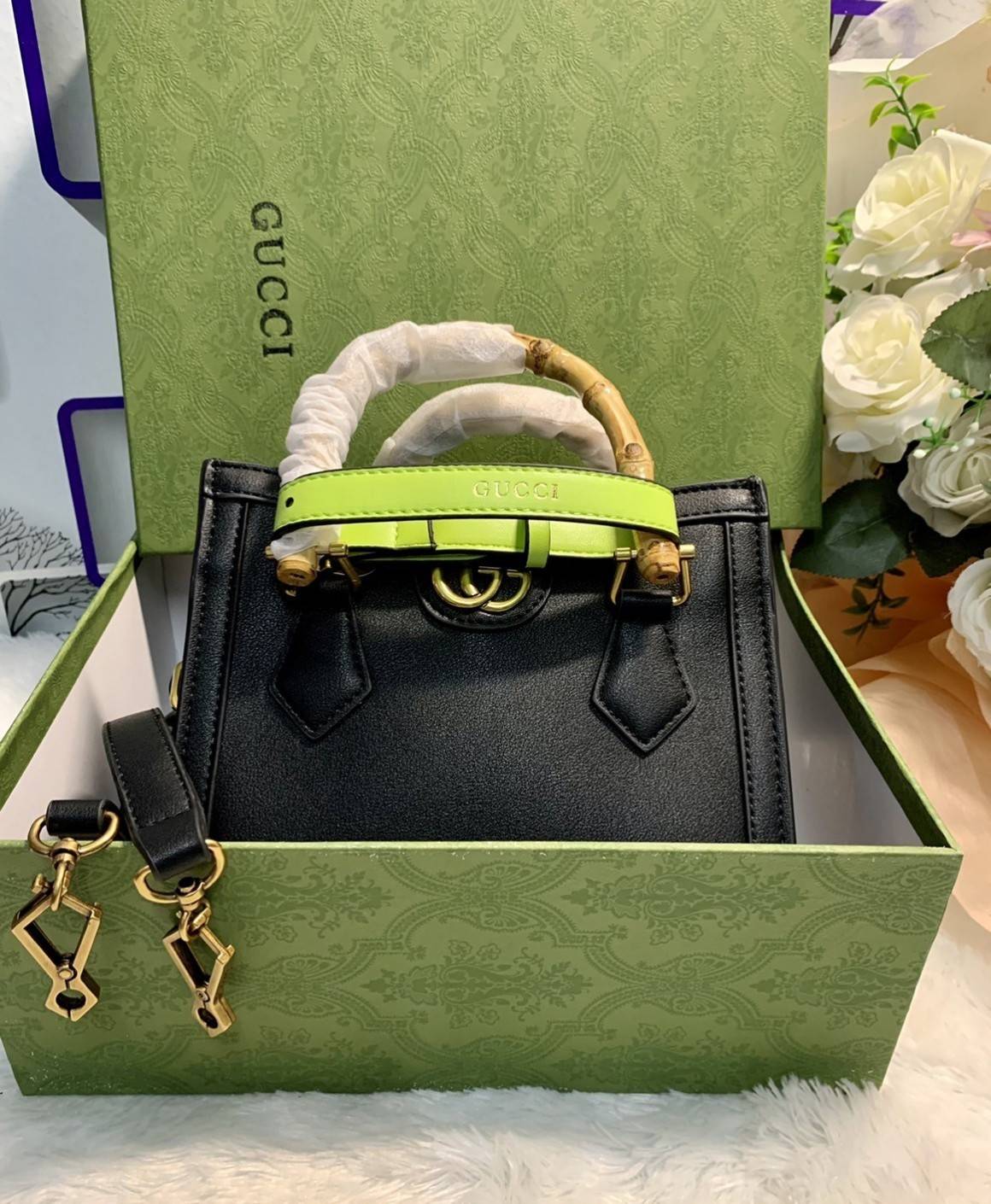 กระเป๋า GUCCI สไตล์งานหูไม้ไผ่ Size mimi รุ่น Gucci Diana Bag กระเป๋าสุดคลาสสิกดีไซน์มาใหม่พร้อมเข็ดขัดหนังสีสะท้อนแสงประดับตรงหูกระเป๋า กระเป๋าทรง tote วัสดุหนังแท้ (calfskin) อะไหล่ทอง ขนาดกำลังดี งานสวยตั้งอยู่ทรง มีสายสะพายยาว 1เส้น สามารถปรับระดับได้