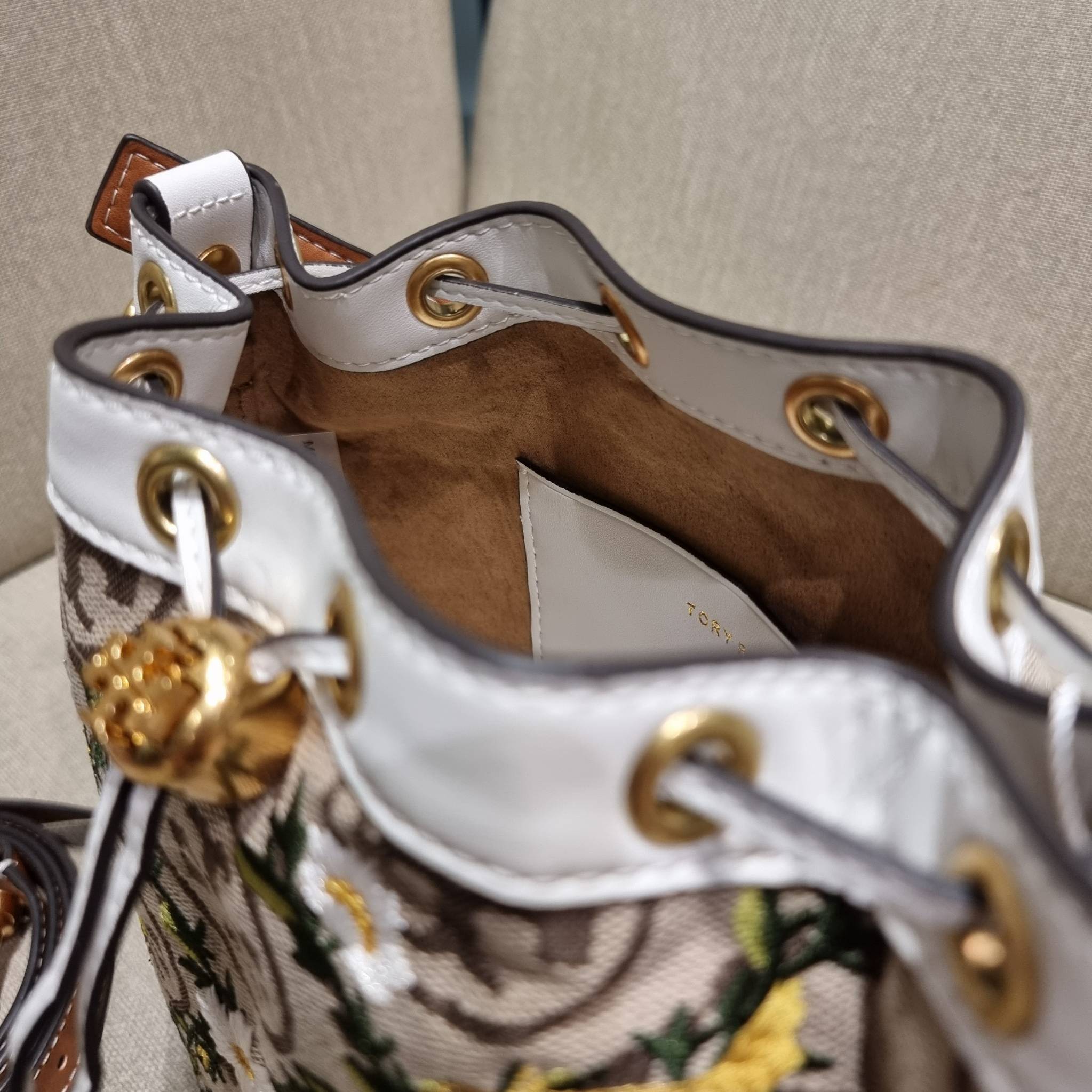 TORY BURCH T MONOGRAM JACQUARD EMBROIDERED BUCKET แรร์ไอเท็มรุ่นยอดฮิต ใบใหญ่ไซส์กำลังดี!! ที่สุดของรุ่นที่ตามหา!! สวยสุดกับดีไซน์ลายปัก ที่ดูแพง!! กระเป๋าบัคเก็ตทรงสวย ที่ดาราเซเลปใช้กันมากมาย ในราคาที่จับต้องได้ โดดเด่นด้วยลวดลายเอกลักษณ์ และลายปักธรรมช