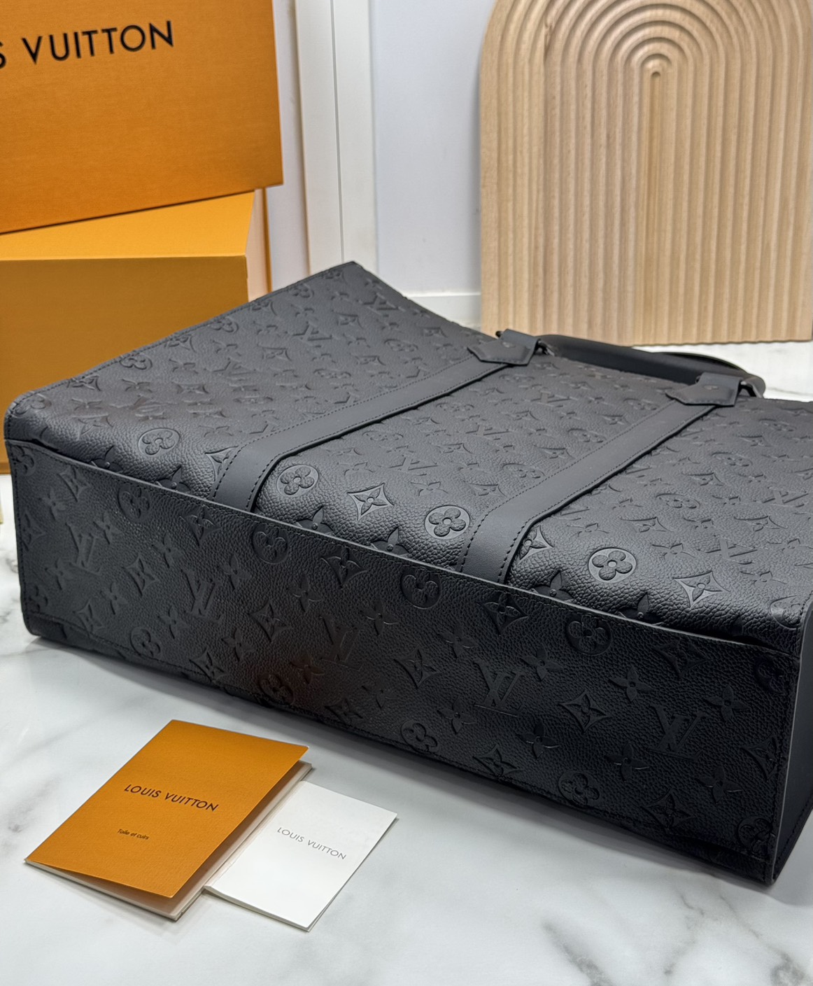 TOP ORI หนังแท้ | LV Sac Plat 24H Tote bag กระเป๋าโท้ทใบใหญ่ หนัง Taurillon ฉลุลายโมโนแกรมสวยหรูคมชัด สะท้อนความสง่างามเปี่ยมเสน่ห์สไตล์มัสคิวลีน ด้านในมีพื้นที่จุของได้มาก มีช่องแบ่งสัดส่วนด้านในไว้อย่างดี