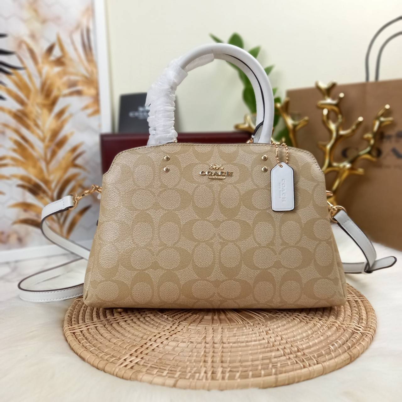 หัวใจจะวาย!! ละมุนมาก ลุคคุณหนูสุดๆ COACH MINI LILLIE CARRYALL (COACH F91494)🌺 ใช้ดีจนต้องบอกต่อ อีกแล้วจ้า ใครๆก็ถามหา😍>>>ทรงถัง รุ่นใหม่ 10 นิ้ว ขนาดกำลังดี เหมาะมือมาก มี 3 ช่องด้านใน ช่องกลาง เปิด-ปิด ด้วยซิป ส่วน 2 ช่องด้านข้