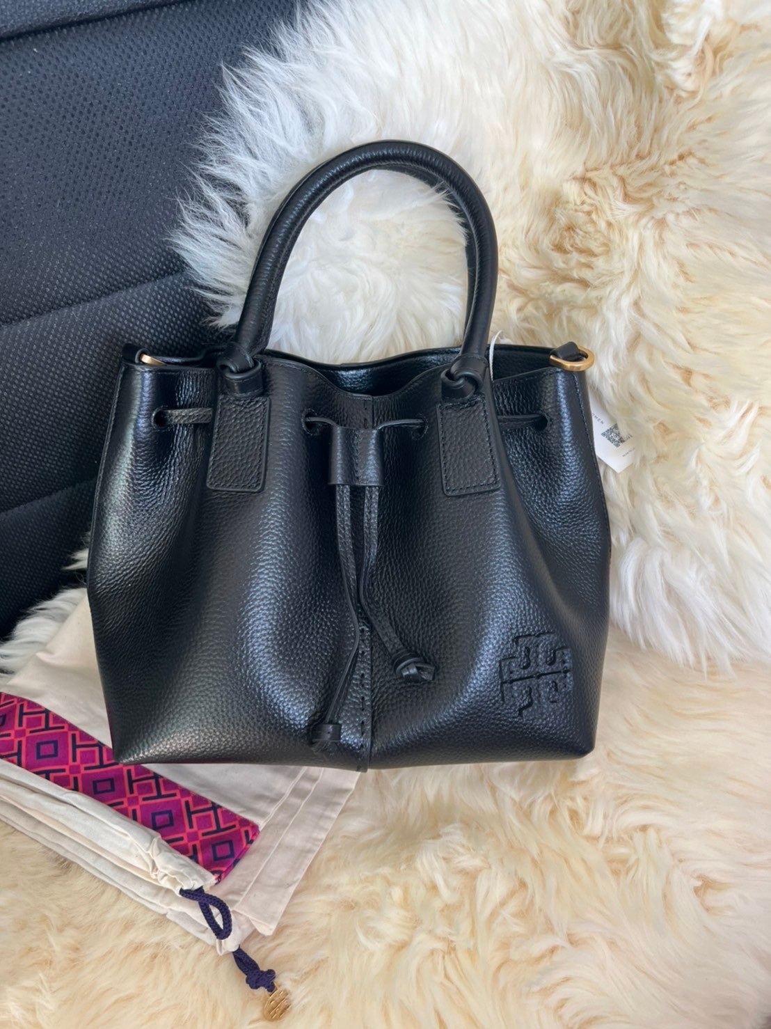 OUTLET 】TORY MCGRAW SMALL DRAWSTRING กระเป๋าถือหรือสะพายข้าง วัสดุหนังวัวแท้ อะไหล่ทอง เปิด-ปิดด้วยสายหนังรูด จะถือหรือสะพายข้างได้Crossbodyได้ น้ำหนักเบาจุของได้เยอะ ด้านหน้าประดับโลโก้แบรนด์ ด้านในมีช่องเล็กสำหรับใส่บัตรใส่ตังค์ได้ มีสายยาว ปรับสายได้ ถ