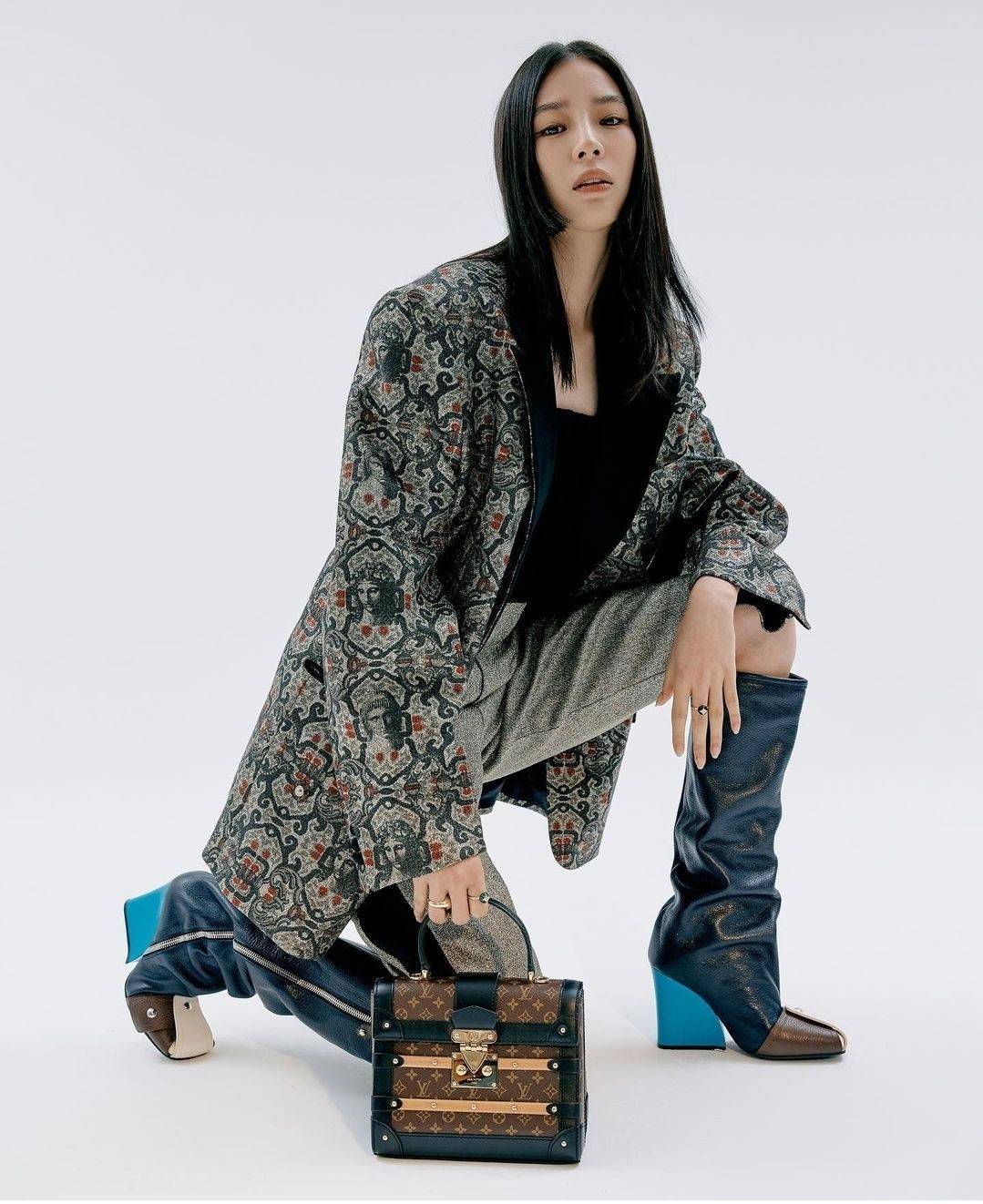 ใหม่ล่าสุดจาก LV monogram vintage box bag มาพร้อม box set สุดหรูรุ่นนี้ดีเทลยอดเยี่ยม เก็บรายละเอียดได้ดีและโดดเด่น ถือแล้วผู้ดีมาก!! วัสดุหนังแคนวาสสลับหนังแท้ เปิด-ปิดด้วยตัวบีบล็อค แน่นหนา ภายในโล่งกว้าง เลิศตรงที่เก็บทรง ขยายทรงด้านข้างได้ คอนโทรลด้วย